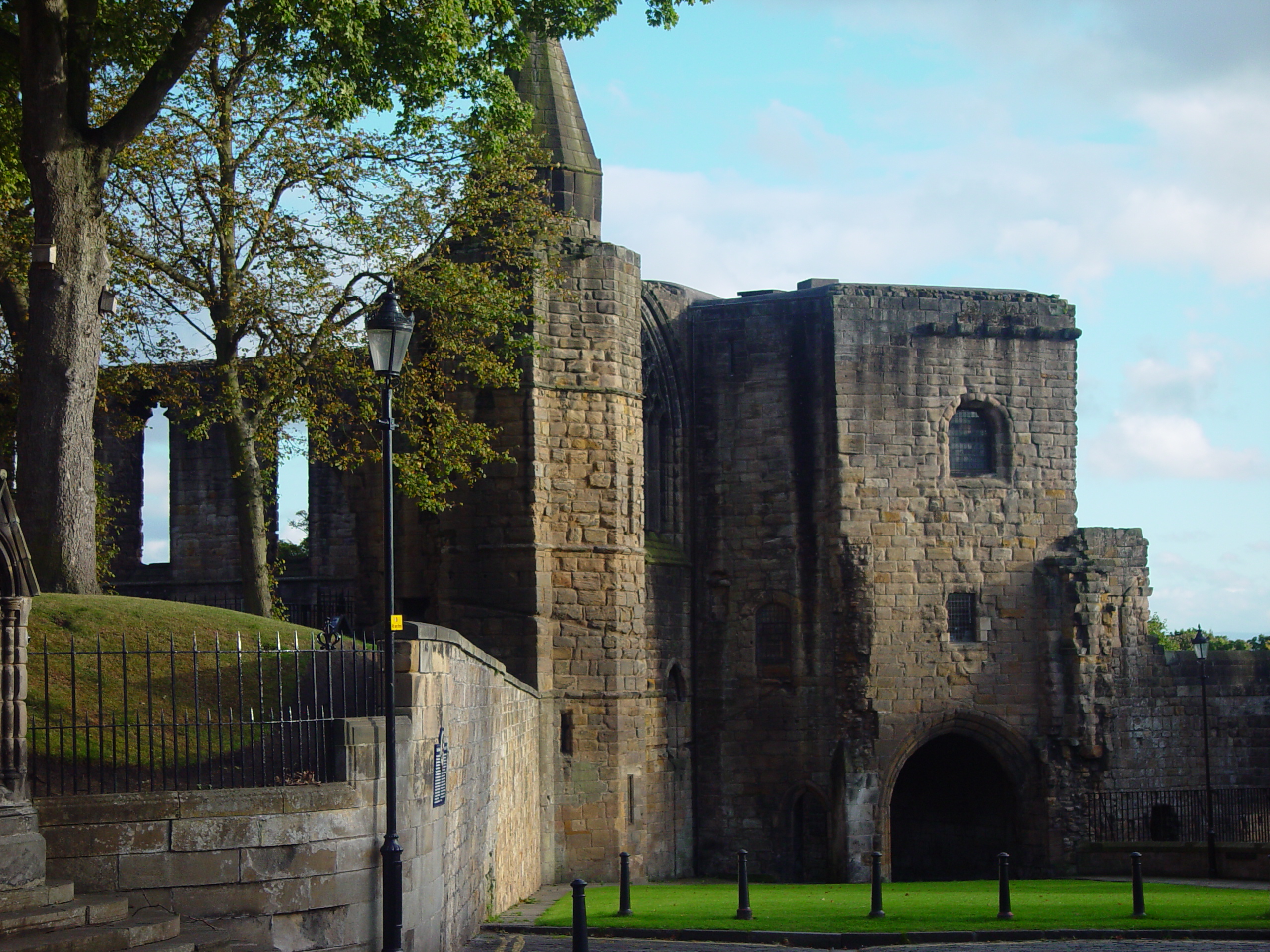 Europe Trip 2005 - Scotland Day 2 (Dunfermline Abbey, Loch Leven Castle, Kirkmichael (The Log Cabin Hotel))