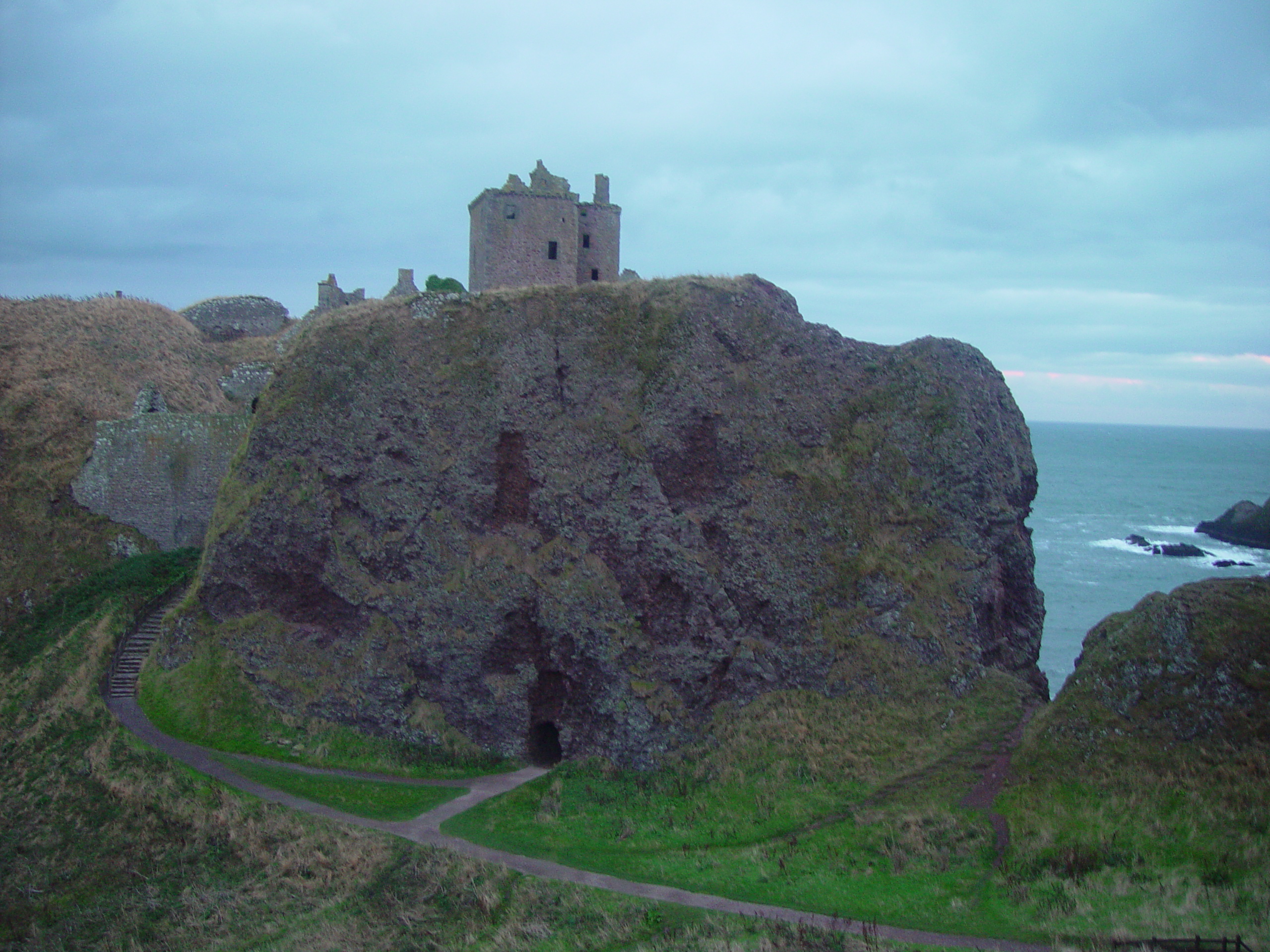 Europe Trip 2005 - Scotland Day 5 (Dunnottar Castle, Dundee: The Scott Boys (Michael, Wayne, & Lee), Betty & Jean))