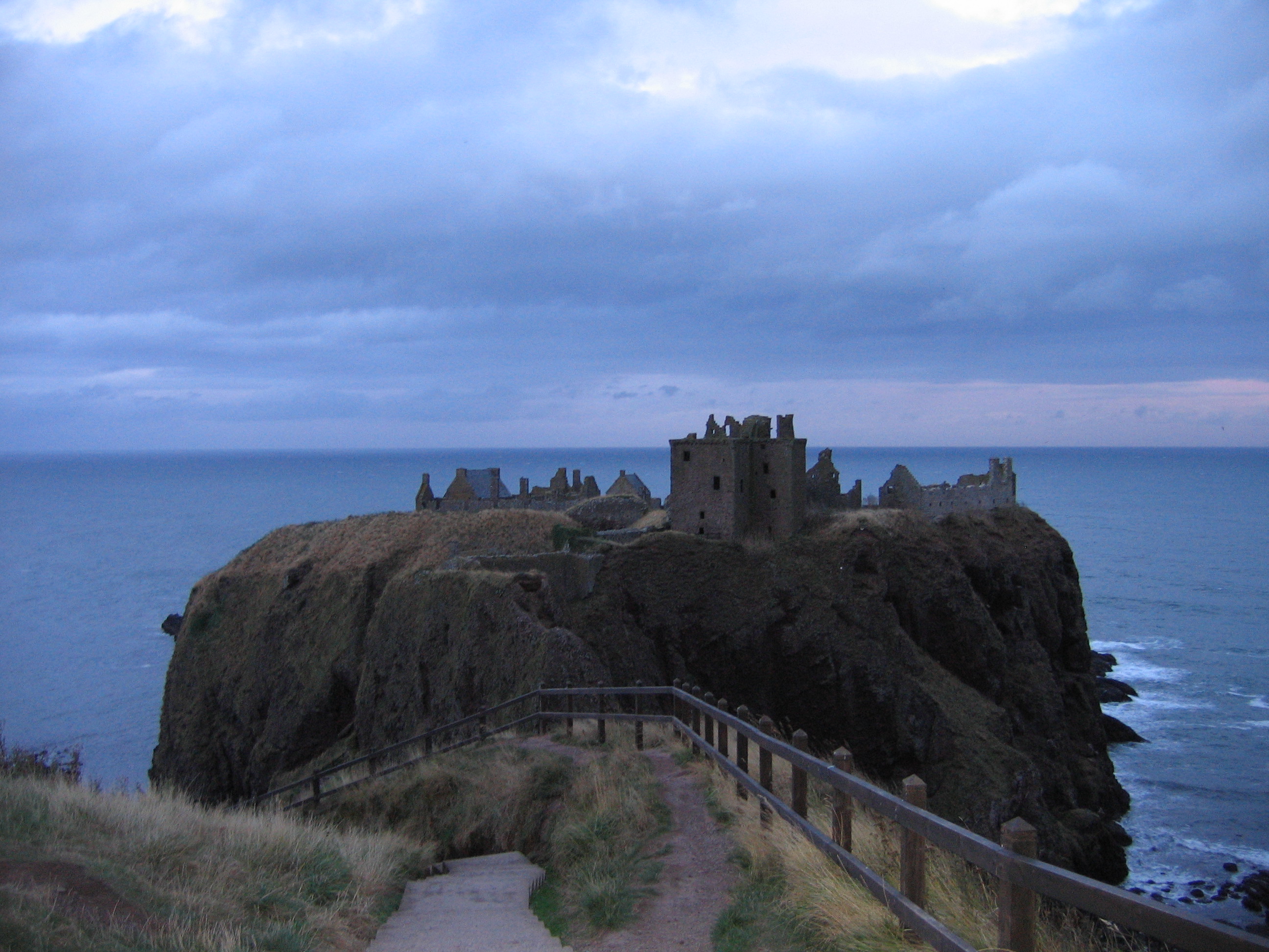 Europe Trip 2005 - Scotland Day 5 (Dunnottar Castle, Dundee: The Scott Boys (Michael, Wayne, & Lee), Betty & Jean))