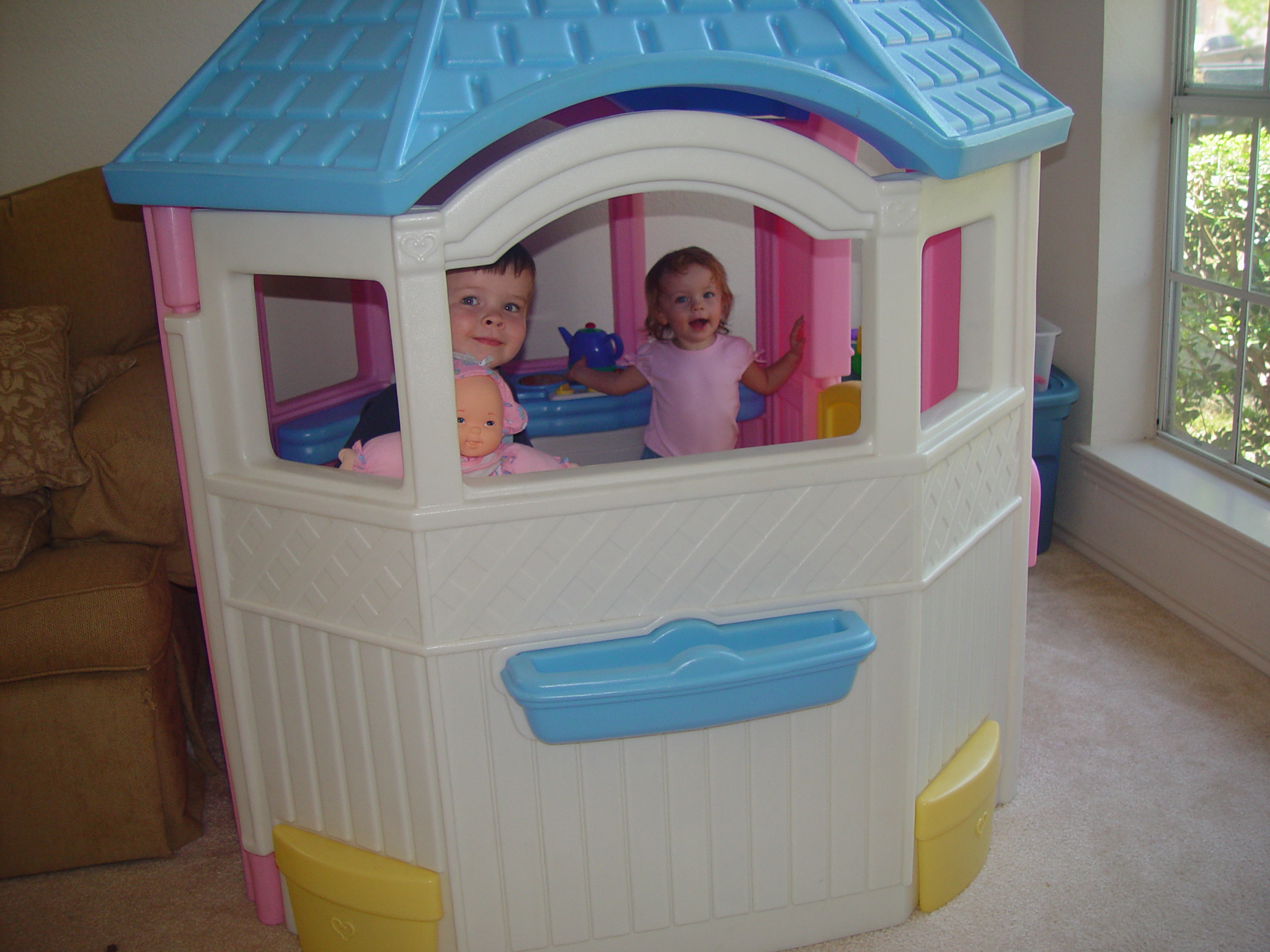 Amber Comes to Visit, A Playhouse!!