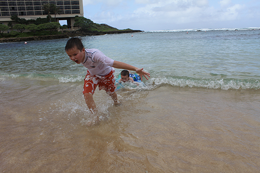 2012 Hawaii Family Trip - Day 8 (Bodyboarding, Playing on the Beach, Gecko, Making Fruit Smoothies)