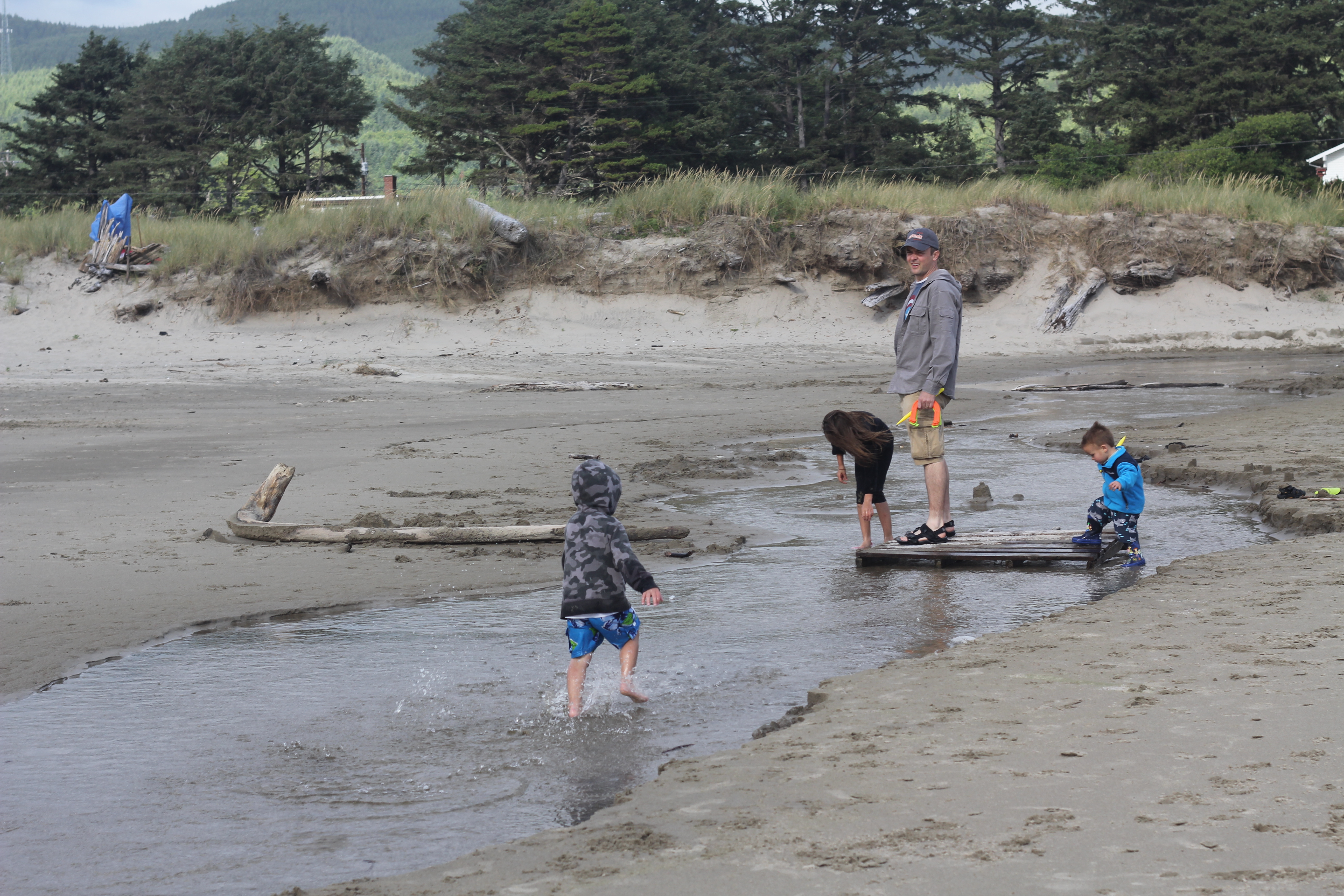 2013 July Break - Oregon Coast - Crabbing at Kelly's Brighton Marina (Nehalem Bay), Catching Salamanders in Spring Lake (Rockaway Beach, Oregon), July 4th Fireworks on the Beach