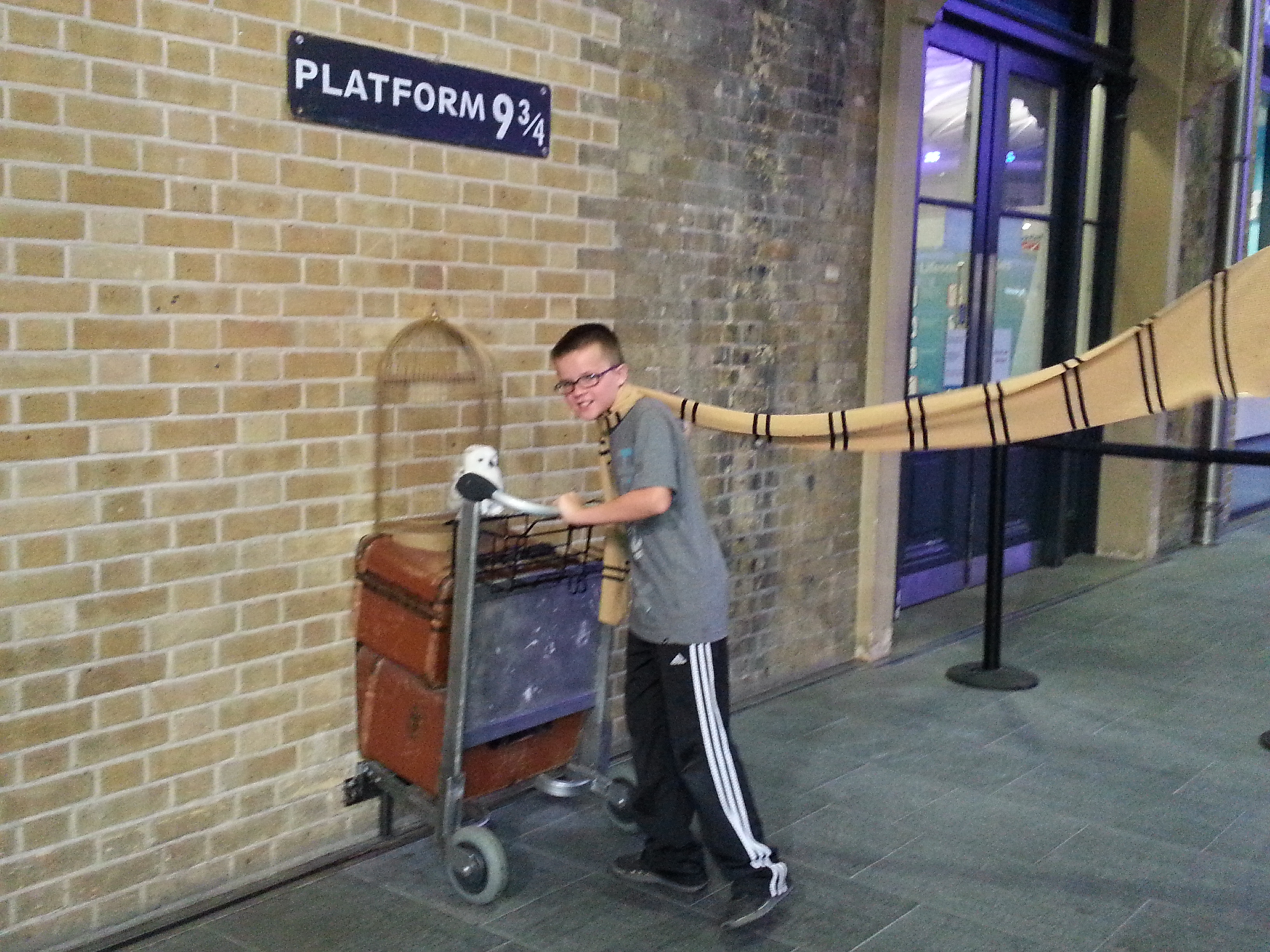2014 Europe Trip Day 8 - England (London Gatwick Airport, Buckingham Palace, Riding the Tube - London Underground, Mister Whippy Ice Cream, Thames River Cruise, The London Eye, Harry Potter Platform 9 3/4, Vimto)