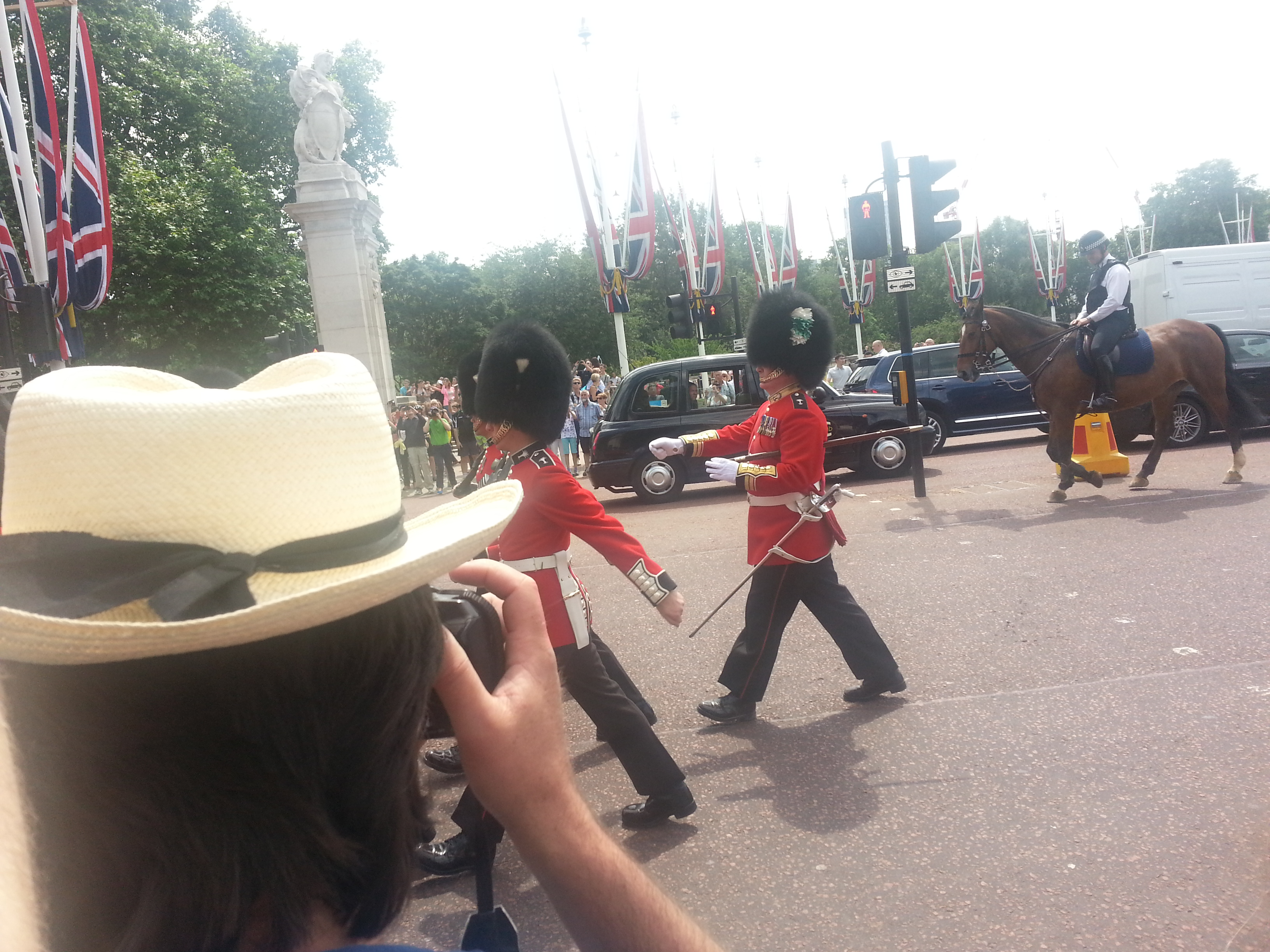 2014 Europe Trip Day 10 - England (J.K. Rowling Home, Changing of the Guard - Buckingham Palace, Hamleys of London (Oldest & Largest Toy Shop in World), Piccadilly Circus, Leicester Square, Trafalgar Square, Big Ben, Indian Food, Tunnock's Caramel Wafers)