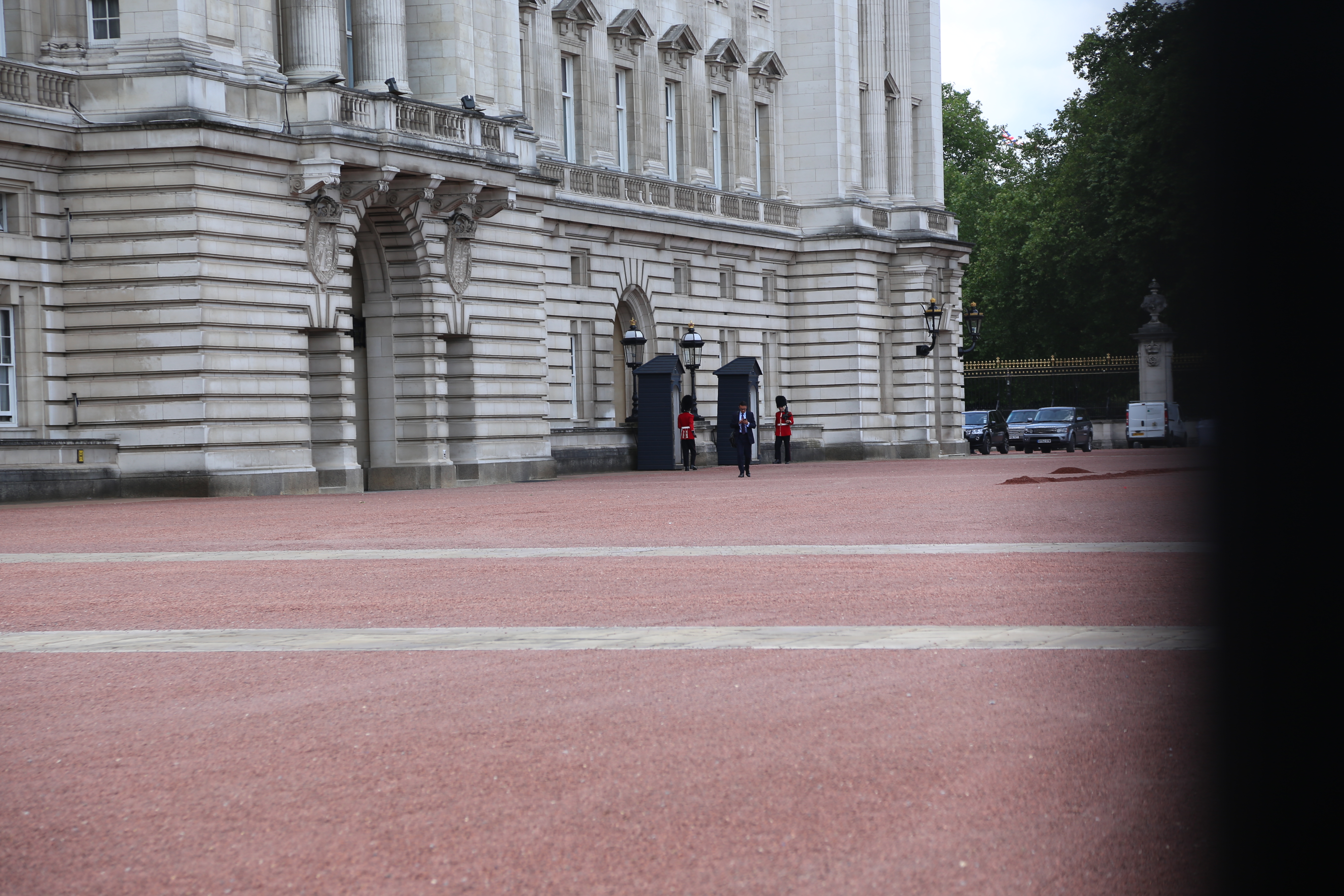 2014 Europe Trip Day 8 - England (London Gatwick Airport, Buckingham Palace, Riding the Tube - London Underground, Mister Whippy Ice Cream, Thames River Cruise, The London Eye, Harry Potter Platform 9 3/4, Vimto)