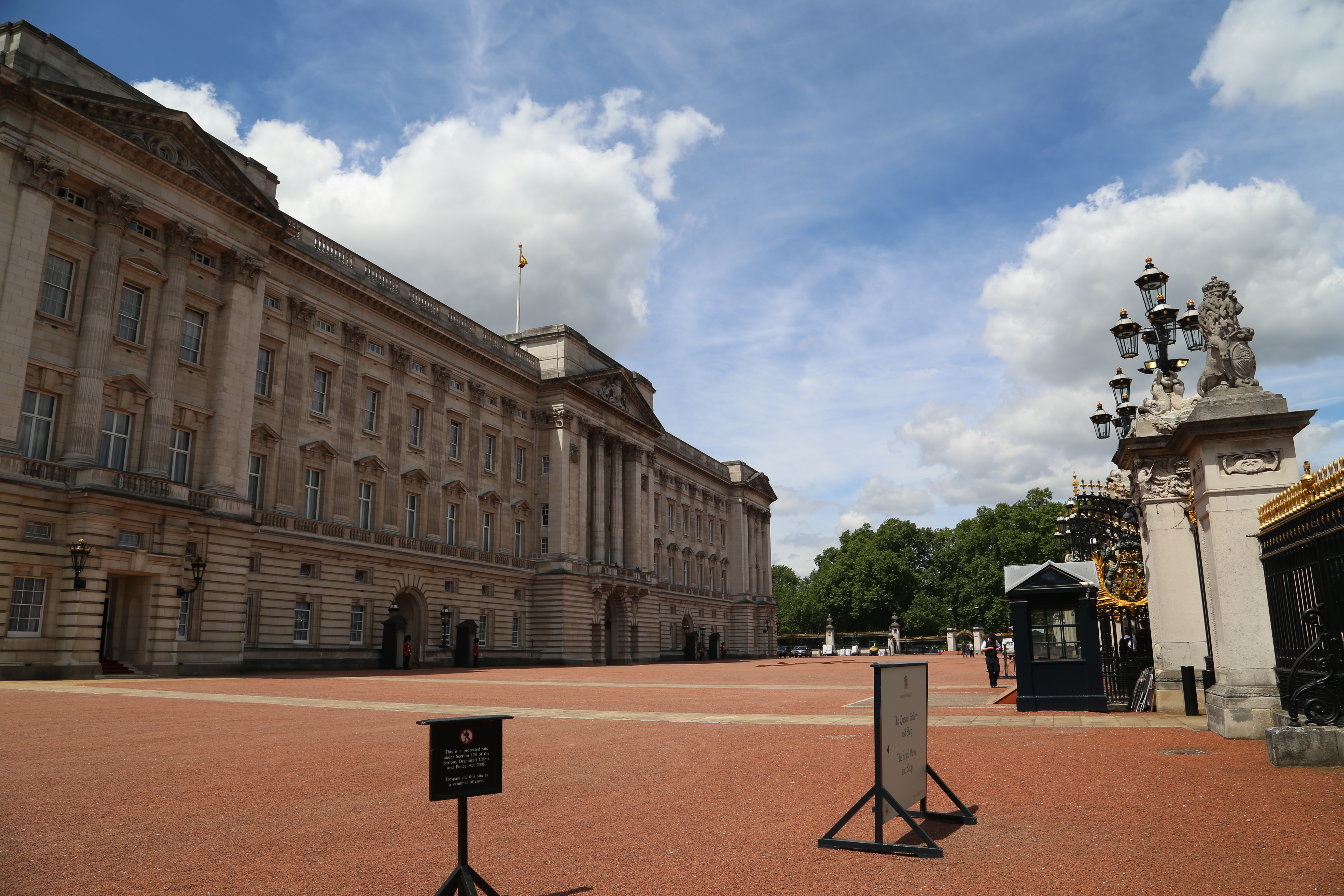 2014 Europe Trip Day 8 - England (London Gatwick Airport, Buckingham Palace, Riding the Tube - London Underground, Mister Whippy Ice Cream, Thames River Cruise, The London Eye, Harry Potter Platform 9 3/4, Vimto)