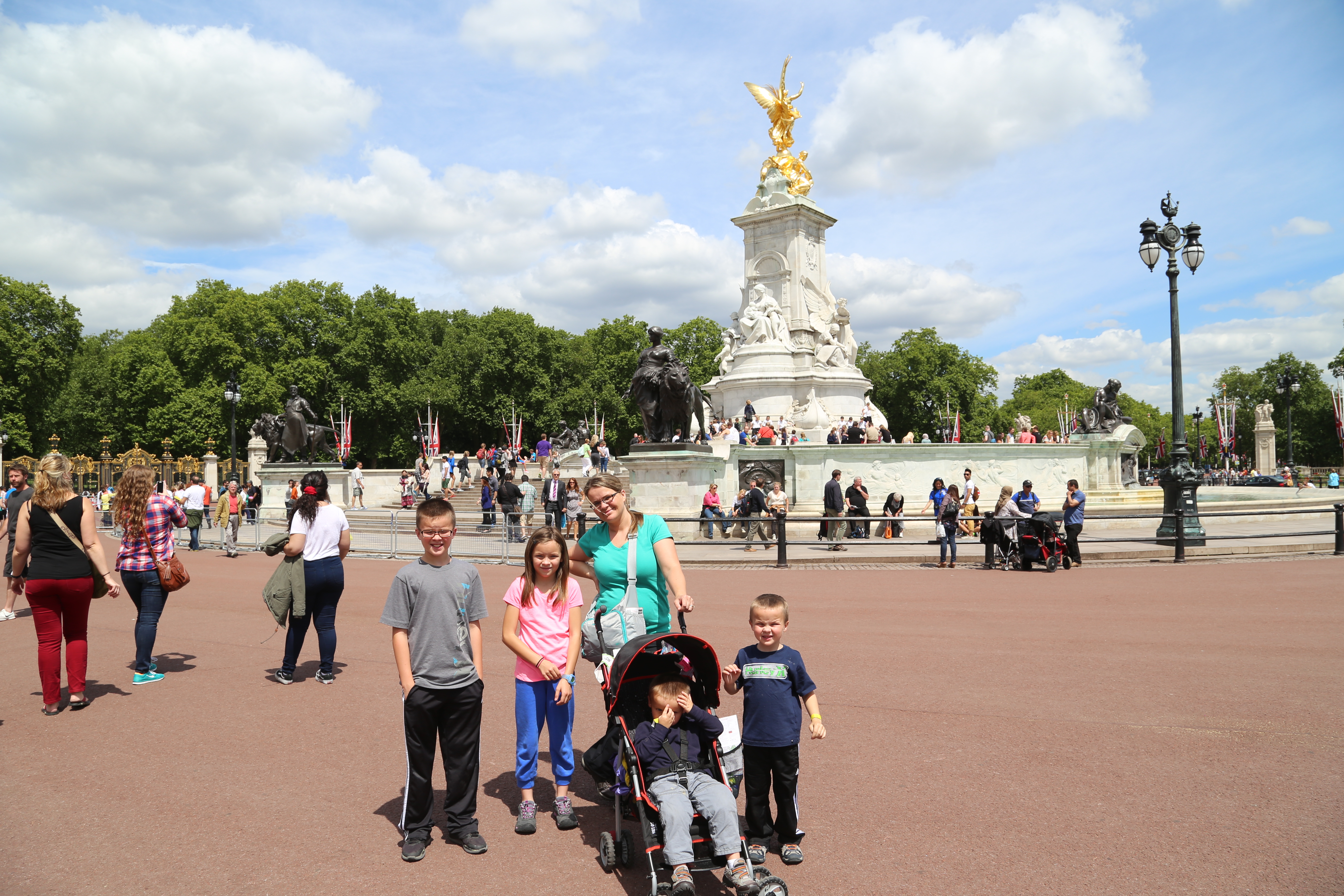 2014 Europe Trip Day 8 - England (London Gatwick Airport, Buckingham Palace, Riding the Tube - London Underground, Mister Whippy Ice Cream, Thames River Cruise, The London Eye, Harry Potter Platform 9 3/4, Vimto)