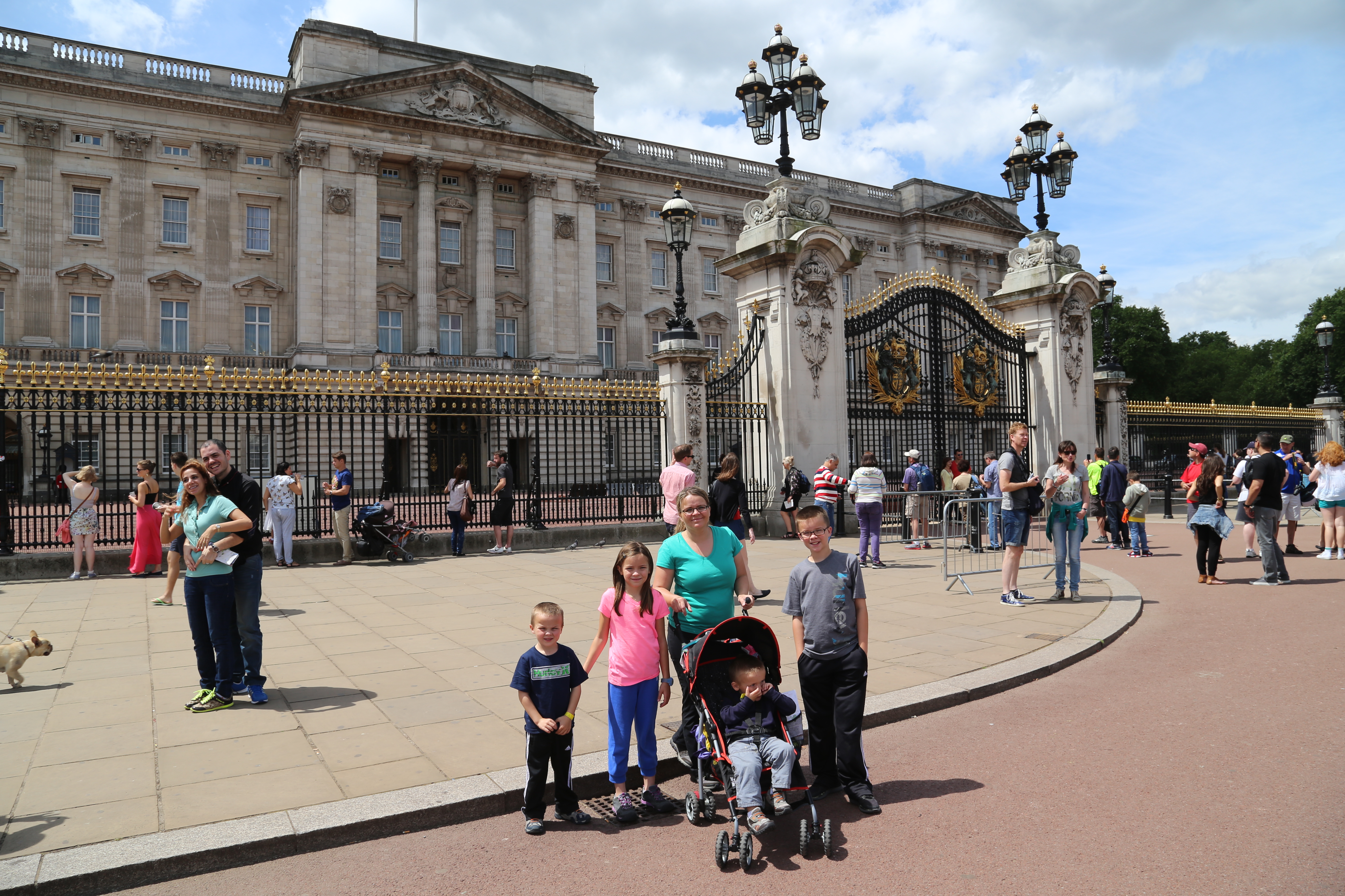 2014 Europe Trip Day 8 - England (London Gatwick Airport, Buckingham Palace, Riding the Tube - London Underground, Mister Whippy Ice Cream, Thames River Cruise, The London Eye, Harry Potter Platform 9 3/4, Vimto)