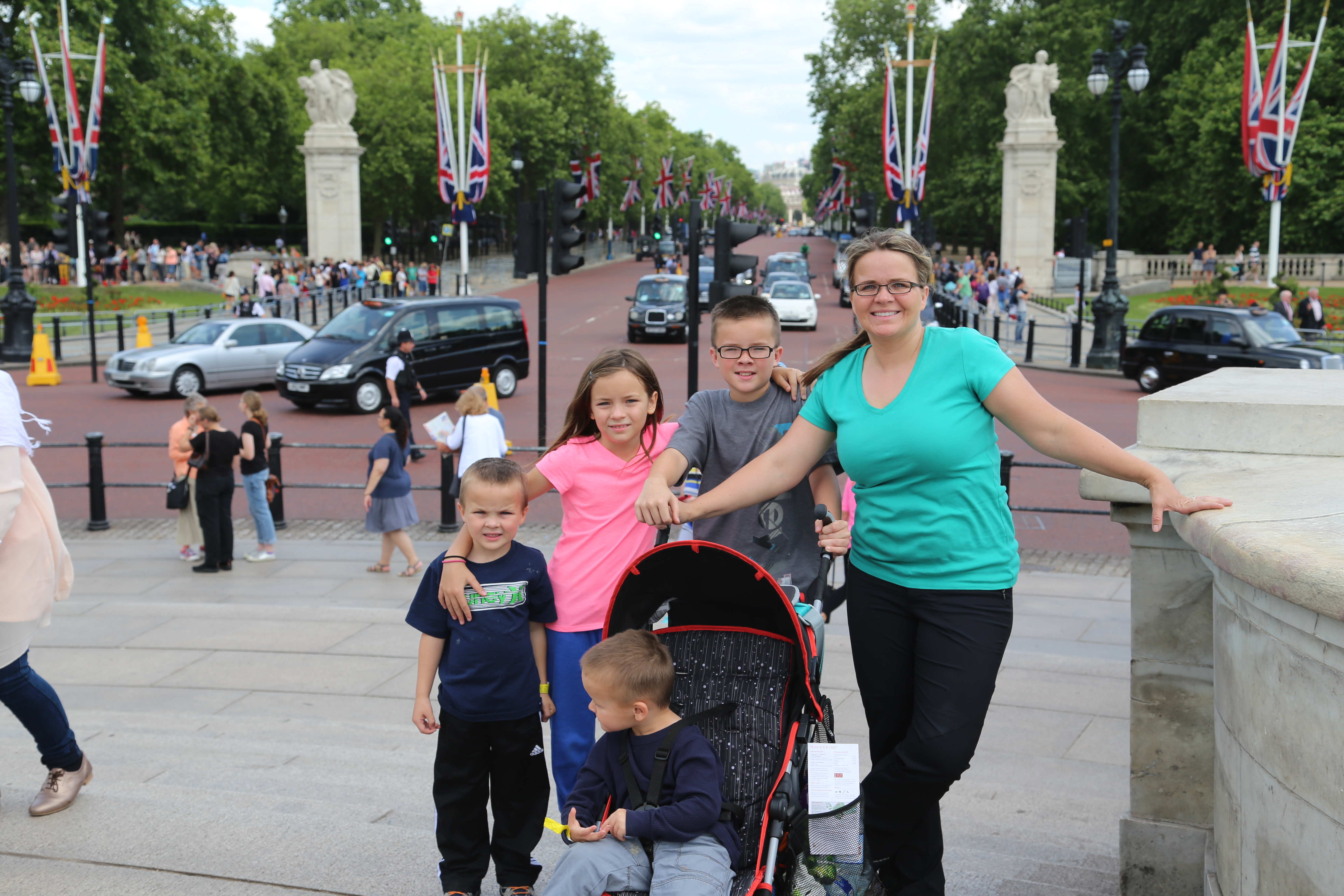 2014 Europe Trip Day 8 - England (London Gatwick Airport, Buckingham Palace, Riding the Tube - London Underground, Mister Whippy Ice Cream, Thames River Cruise, The London Eye, Harry Potter Platform 9 3/4, Vimto)