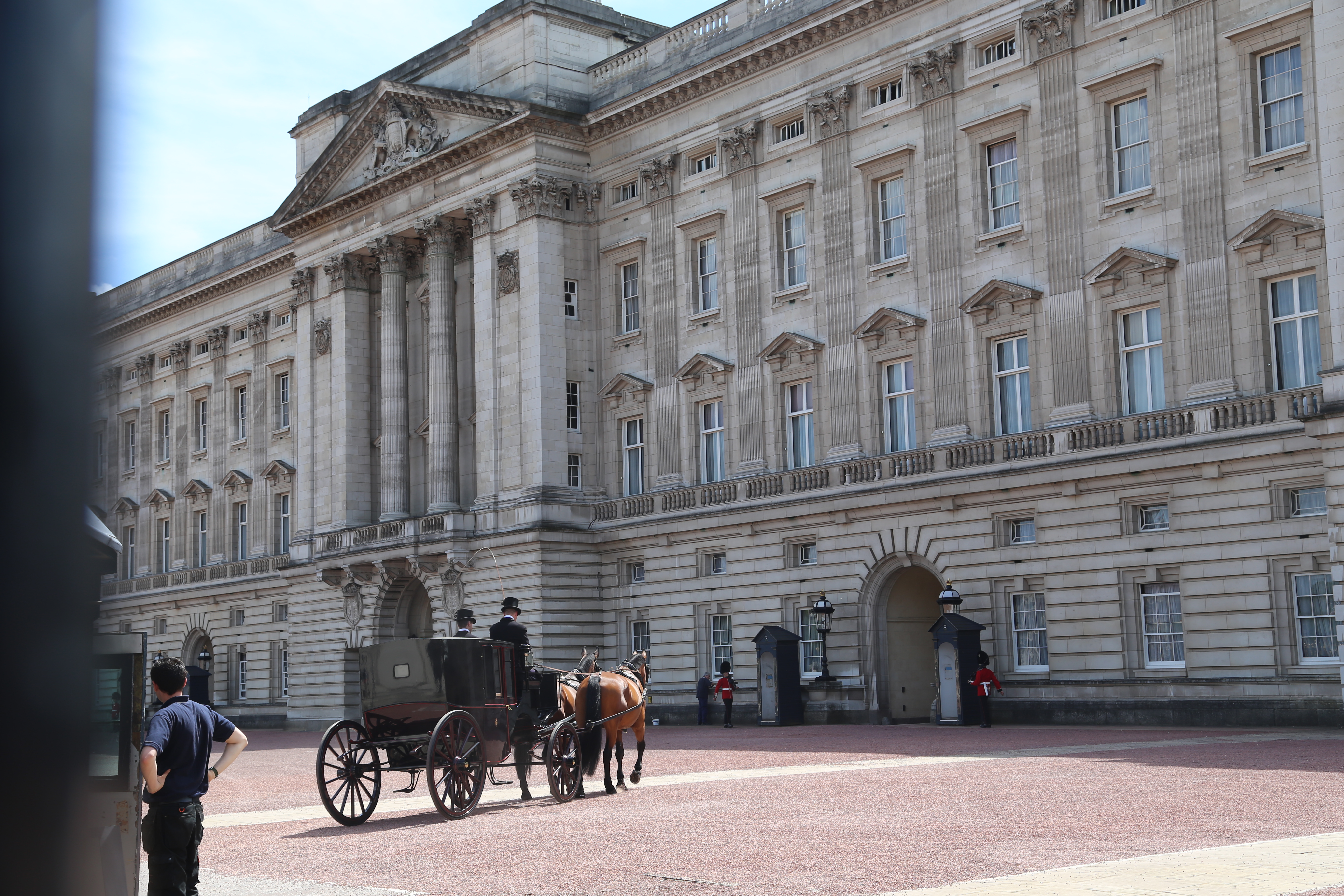 2014 Europe Trip Day 8 - England (London Gatwick Airport, Buckingham Palace, Riding the Tube - London Underground, Mister Whippy Ice Cream, Thames River Cruise, The London Eye, Harry Potter Platform 9 3/4, Vimto)