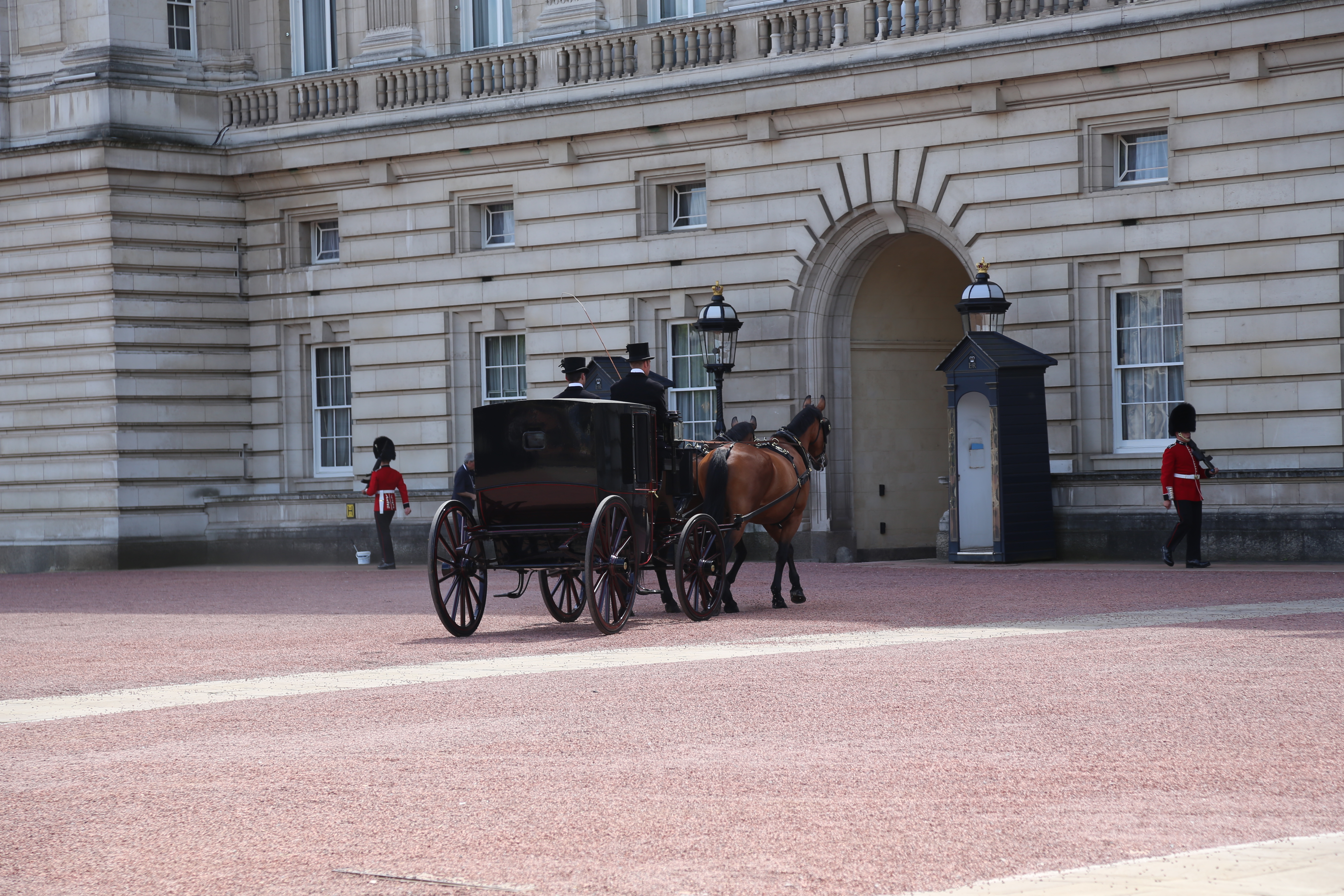 2014 Europe Trip Day 8 - England (London Gatwick Airport, Buckingham Palace, Riding the Tube - London Underground, Mister Whippy Ice Cream, Thames River Cruise, The London Eye, Harry Potter Platform 9 3/4, Vimto)