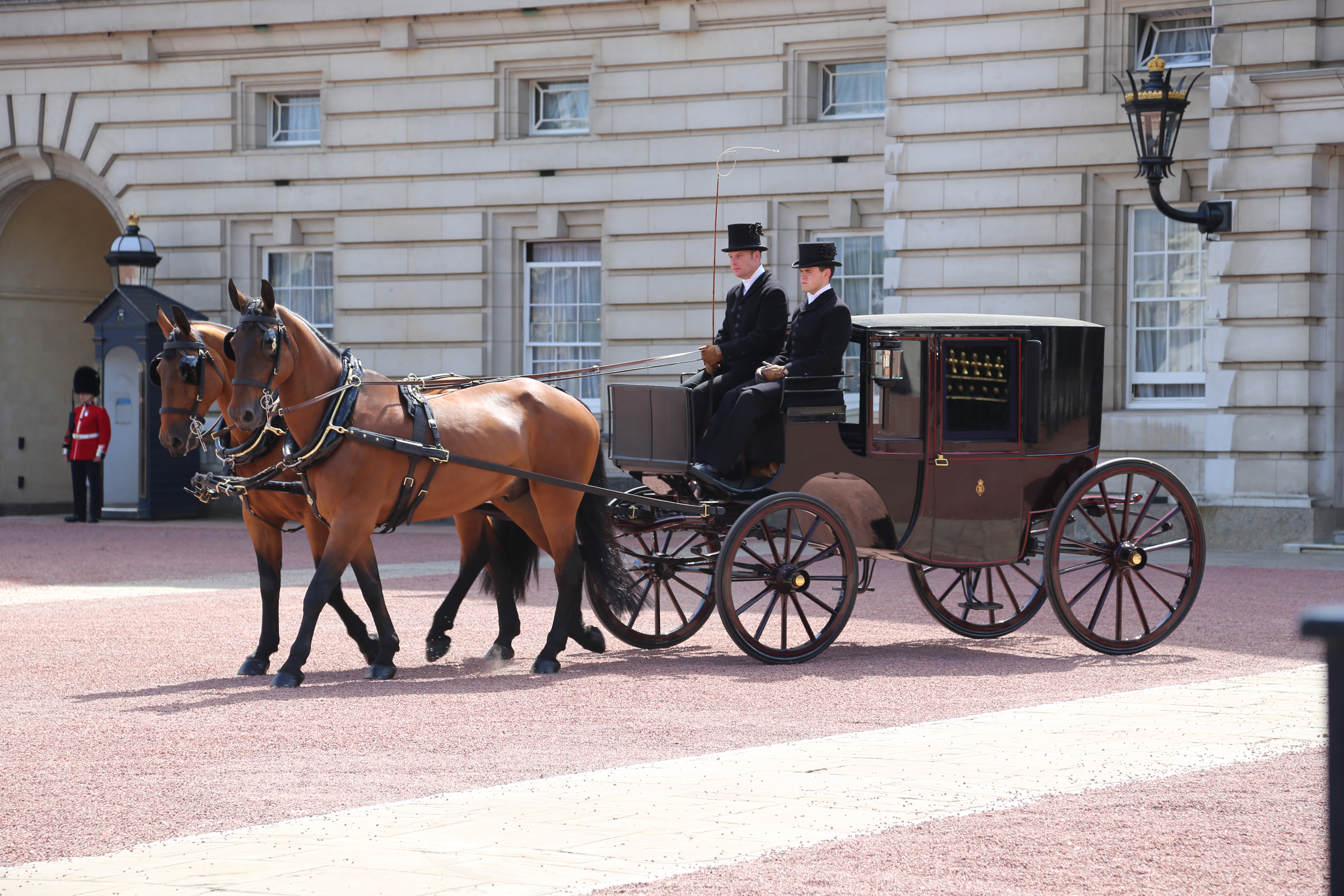 2014 Europe Trip Day 8 - England (London Gatwick Airport, Buckingham Palace, Riding the Tube - London Underground, Mister Whippy Ice Cream, Thames River Cruise, The London Eye, Harry Potter Platform 9 3/4, Vimto)