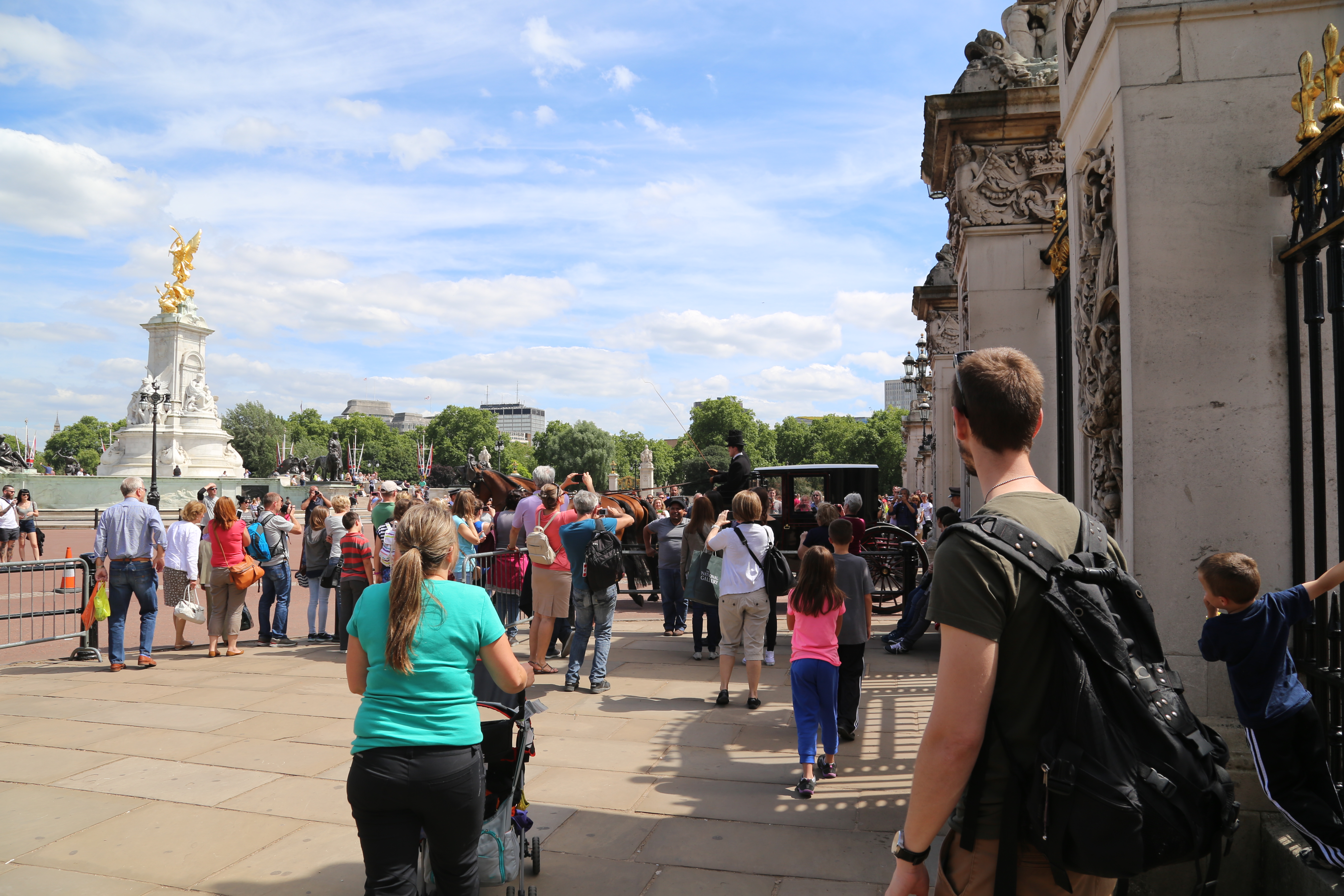 2014 Europe Trip Day 8 - England (London Gatwick Airport, Buckingham Palace, Riding the Tube - London Underground, Mister Whippy Ice Cream, Thames River Cruise, The London Eye, Harry Potter Platform 9 3/4, Vimto)