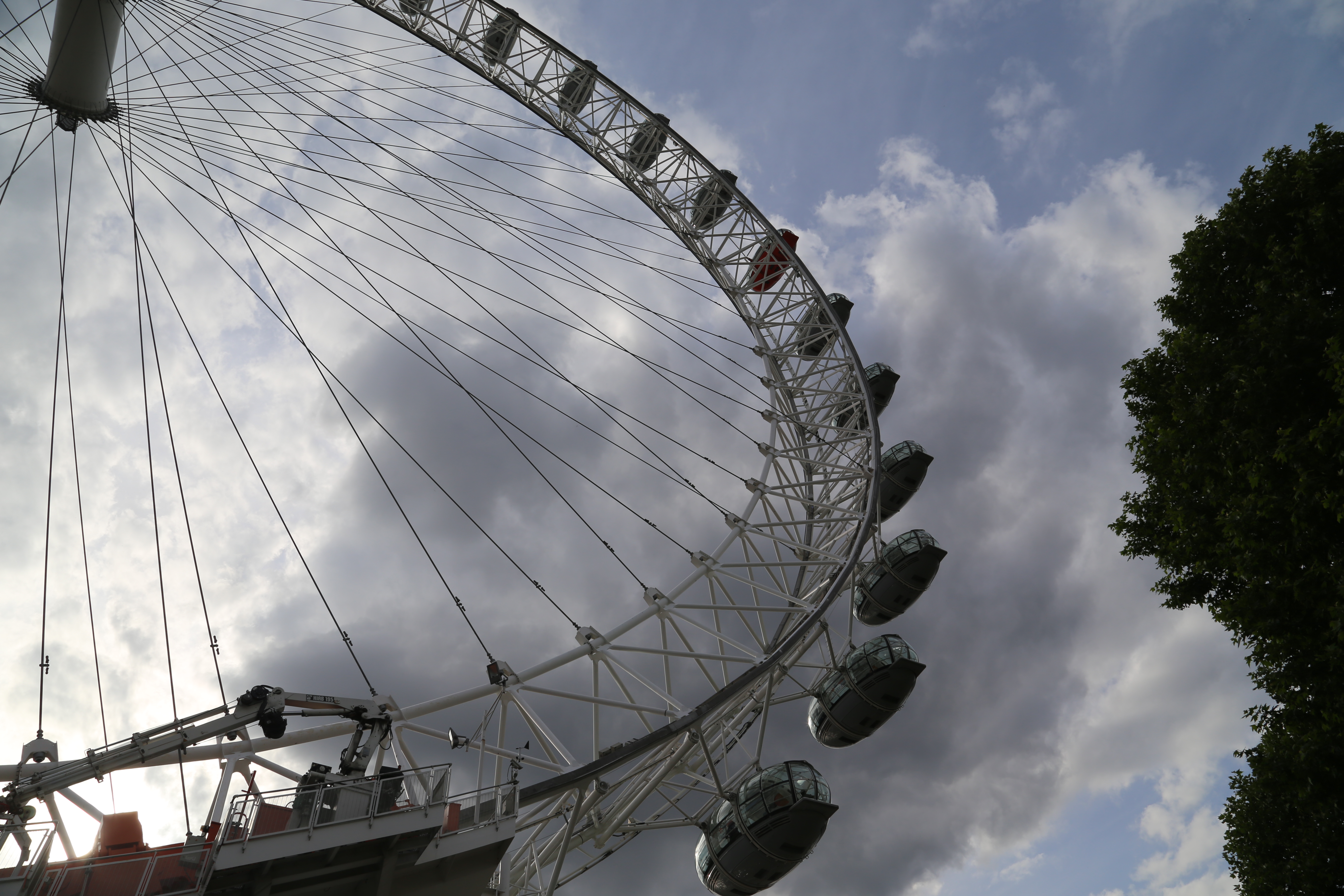 2014 Europe Trip Day 8 - England (London Gatwick Airport, Buckingham Palace, Riding the Tube - London Underground, Mister Whippy Ice Cream, Thames River Cruise, The London Eye, Harry Potter Platform 9 3/4, Vimto)