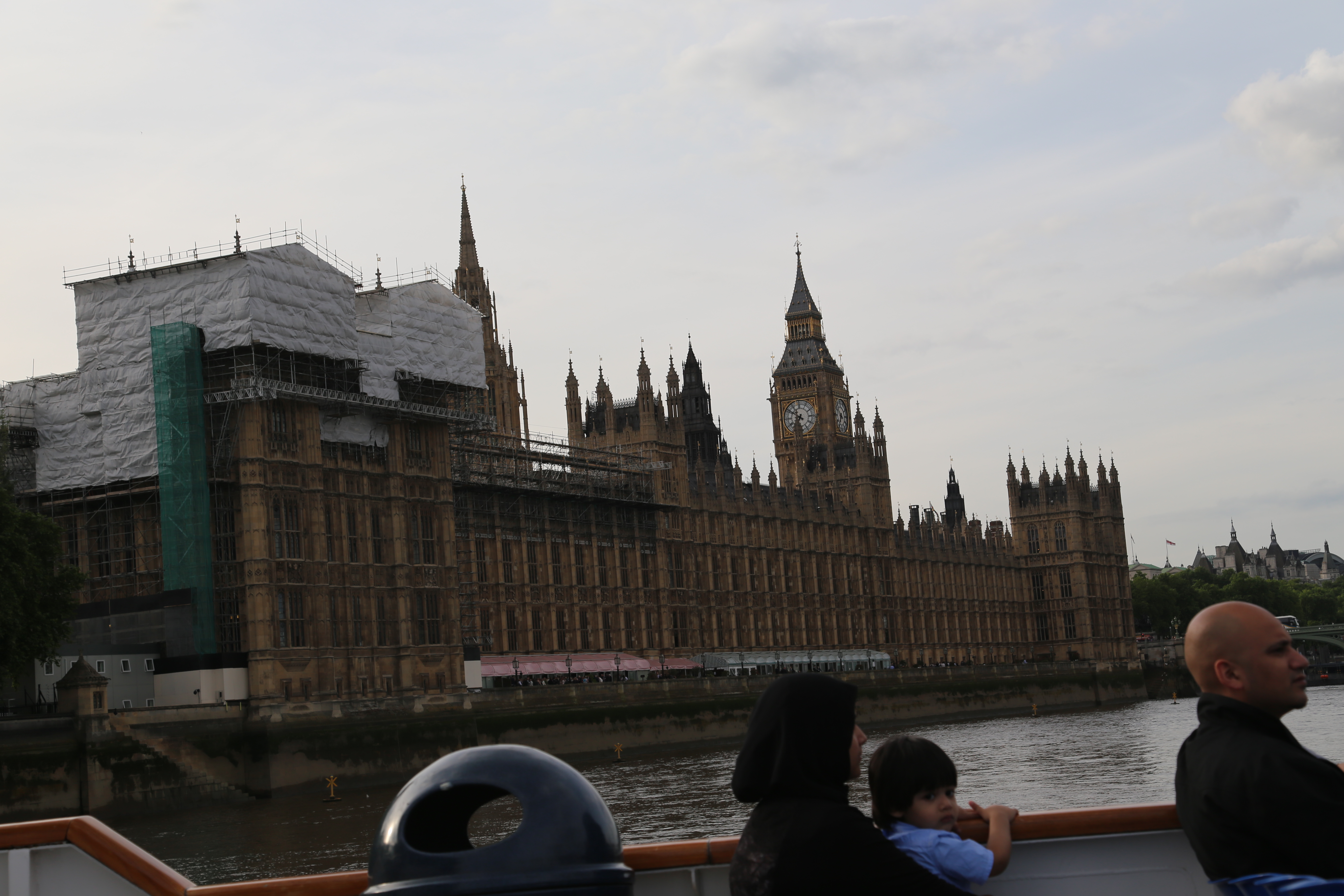 2014 Europe Trip Day 8 - England (London Gatwick Airport, Buckingham Palace, Riding the Tube - London Underground, Mister Whippy Ice Cream, Thames River Cruise, The London Eye, Harry Potter Platform 9 3/4, Vimto)