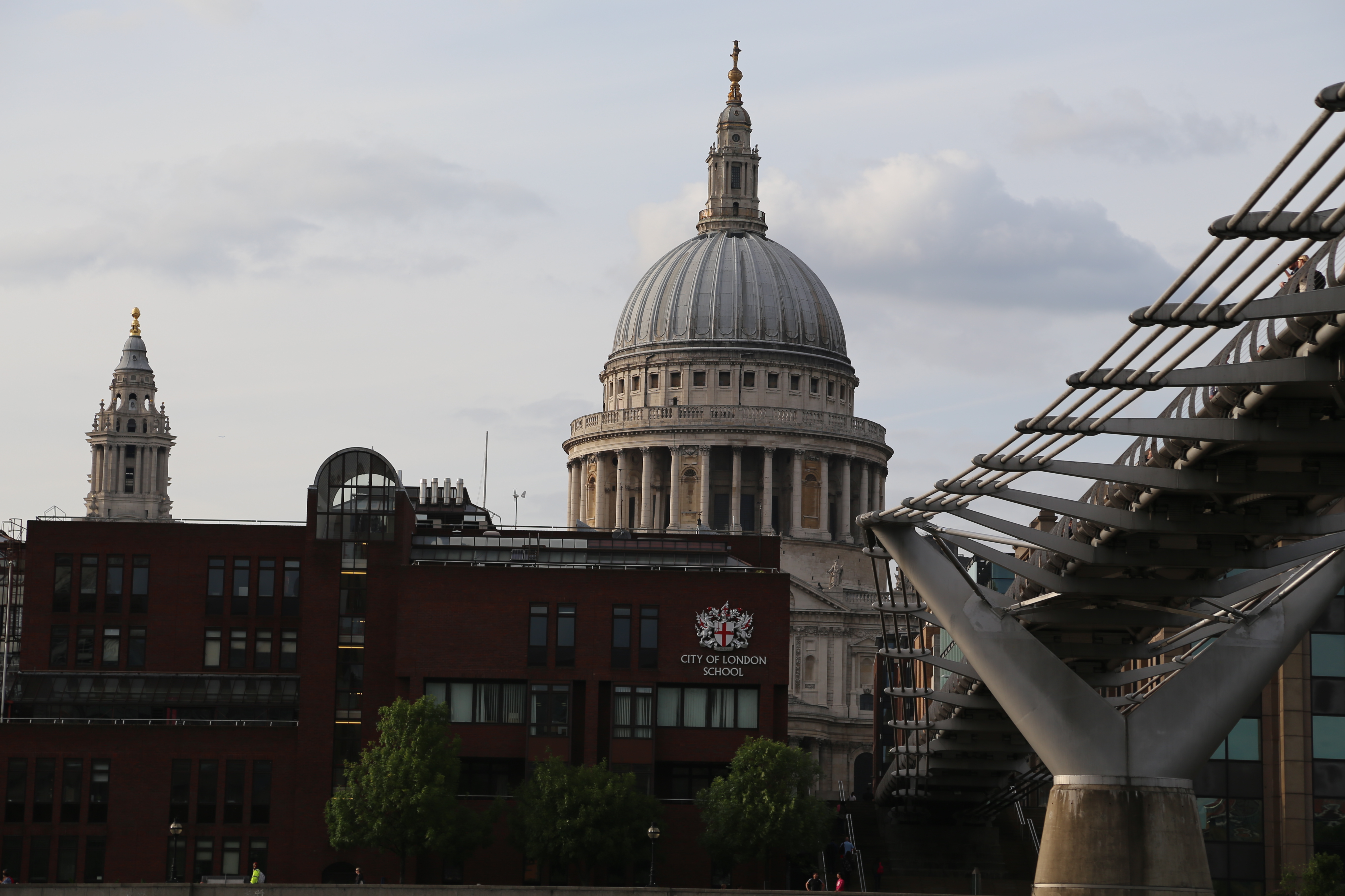 2014 Europe Trip Day 8 - England (London Gatwick Airport, Buckingham Palace, Riding the Tube - London Underground, Mister Whippy Ice Cream, Thames River Cruise, The London Eye, Harry Potter Platform 9 3/4, Vimto)