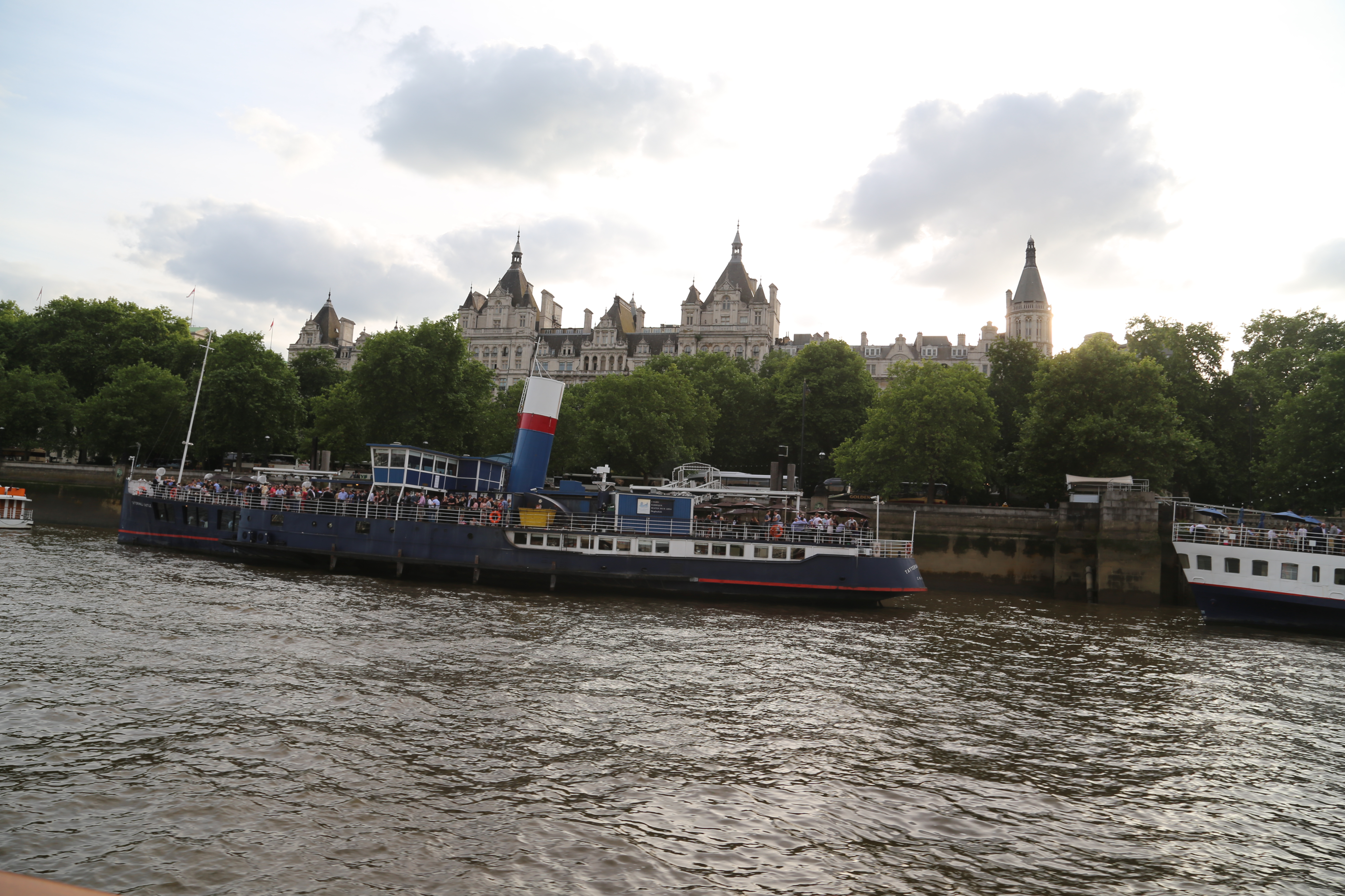 2014 Europe Trip Day 8 - England (London Gatwick Airport, Buckingham Palace, Riding the Tube - London Underground, Mister Whippy Ice Cream, Thames River Cruise, The London Eye, Harry Potter Platform 9 3/4, Vimto)