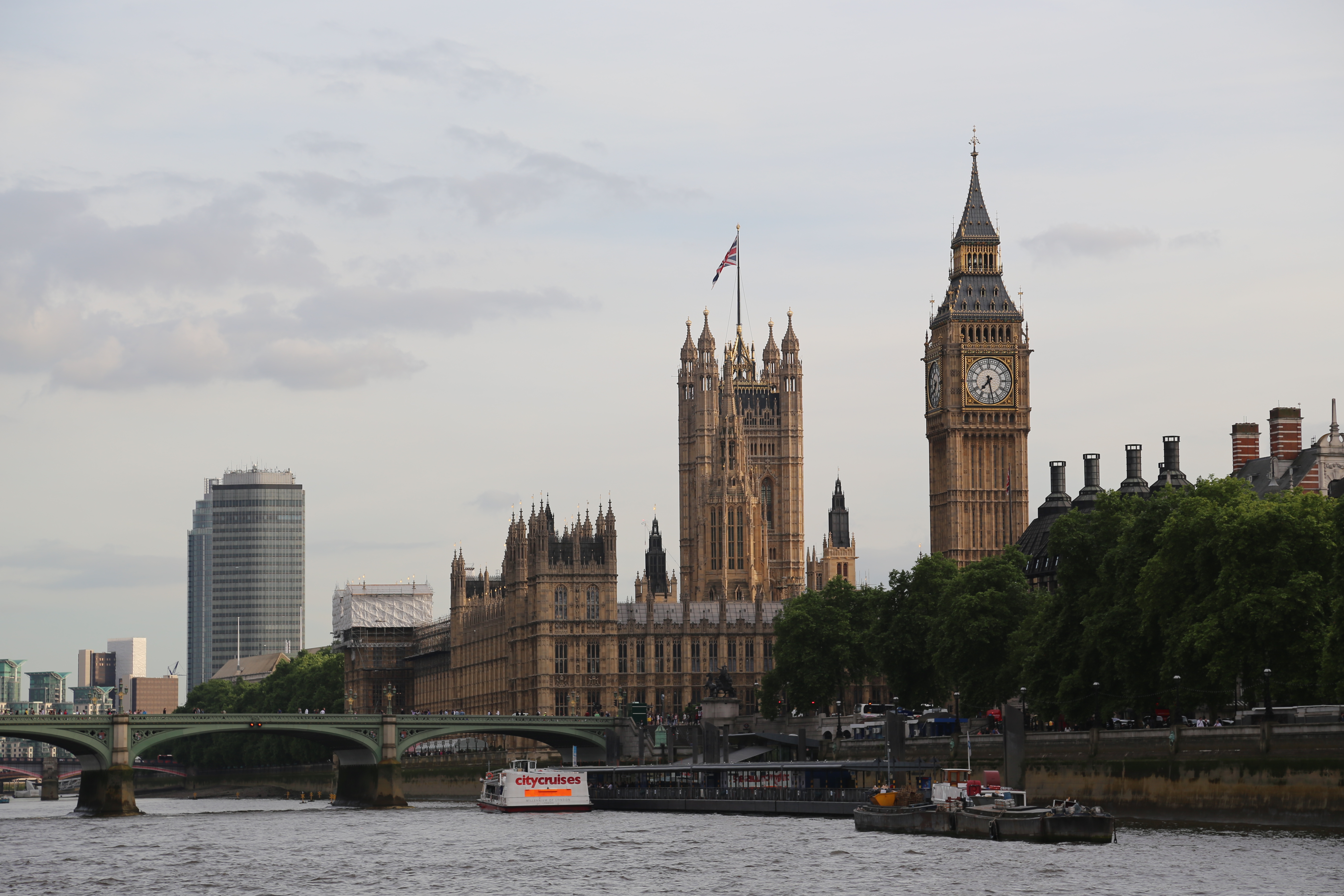 2014 Europe Trip Day 8 - England (London Gatwick Airport, Buckingham Palace, Riding the Tube - London Underground, Mister Whippy Ice Cream, Thames River Cruise, The London Eye, Harry Potter Platform 9 3/4, Vimto)