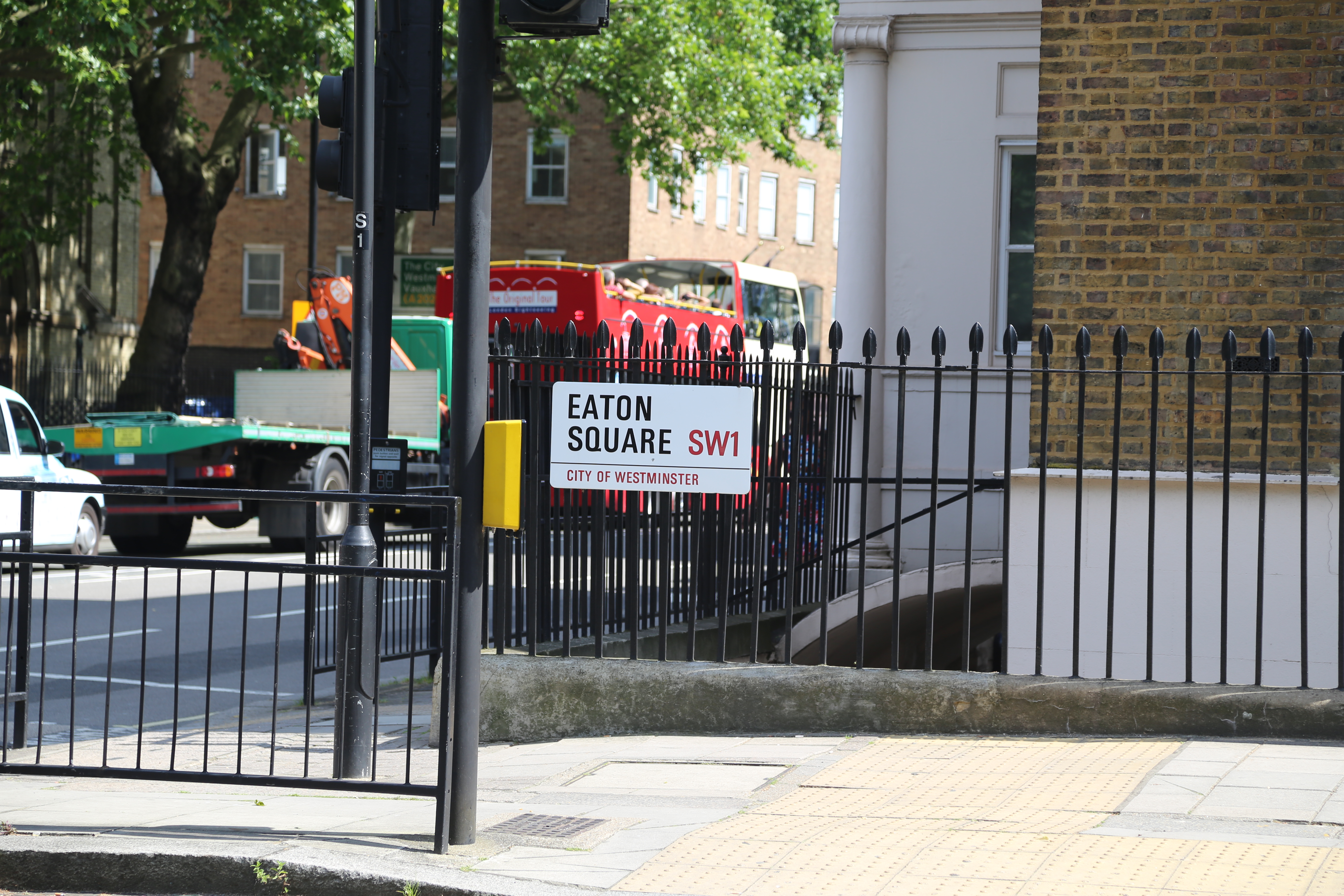 2014 Europe Trip Day 10 - England (J.K. Rowling Home, Changing of the Guard - Buckingham Palace, Hamleys of London (Oldest & Largest Toy Shop in World), Piccadilly Circus, Leicester Square, Trafalgar Square, Big Ben, Indian Food, Tunnock's Caramel Wafers)