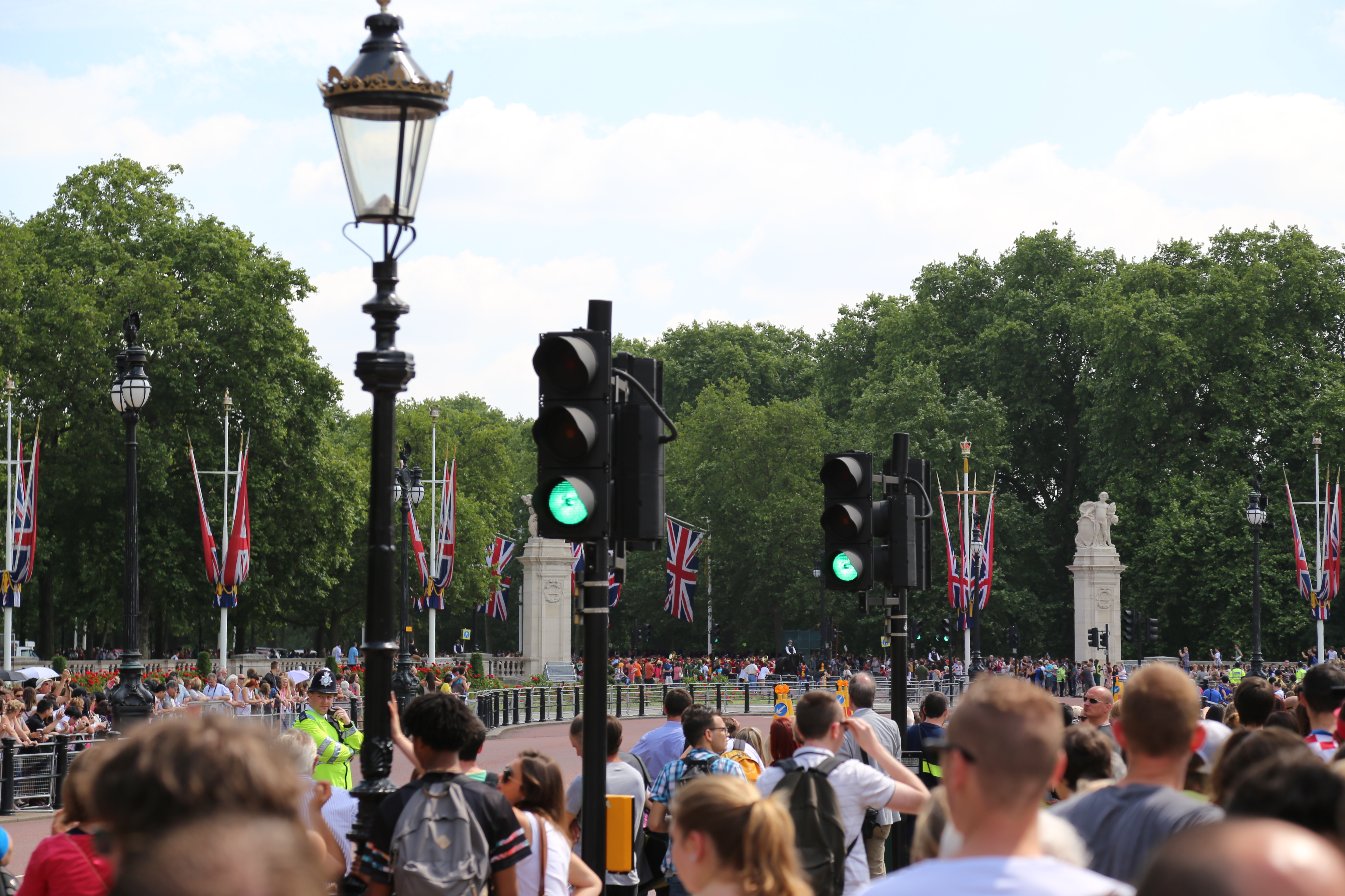 2014 Europe Trip Day 10 - England (J.K. Rowling Home, Changing of the Guard - Buckingham Palace, Hamleys of London (Oldest & Largest Toy Shop in World), Piccadilly Circus, Leicester Square, Trafalgar Square, Big Ben, Indian Food, Tunnock's Caramel Wafers)