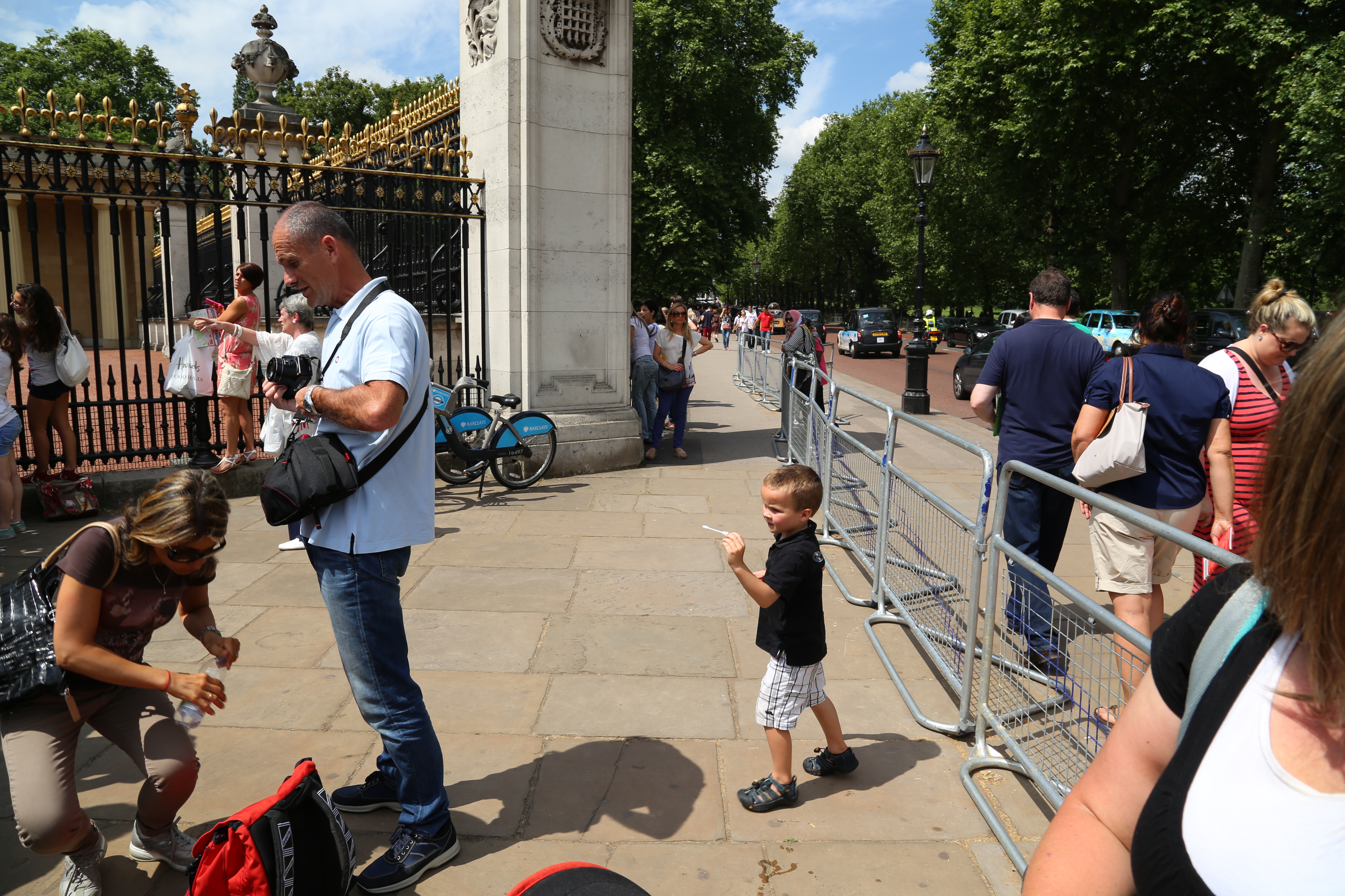 2014 Europe Trip Day 10 - England (J.K. Rowling Home, Changing of the Guard - Buckingham Palace, Hamleys of London (Oldest & Largest Toy Shop in World), Piccadilly Circus, Leicester Square, Trafalgar Square, Big Ben, Indian Food, Tunnock's Caramel Wafers)