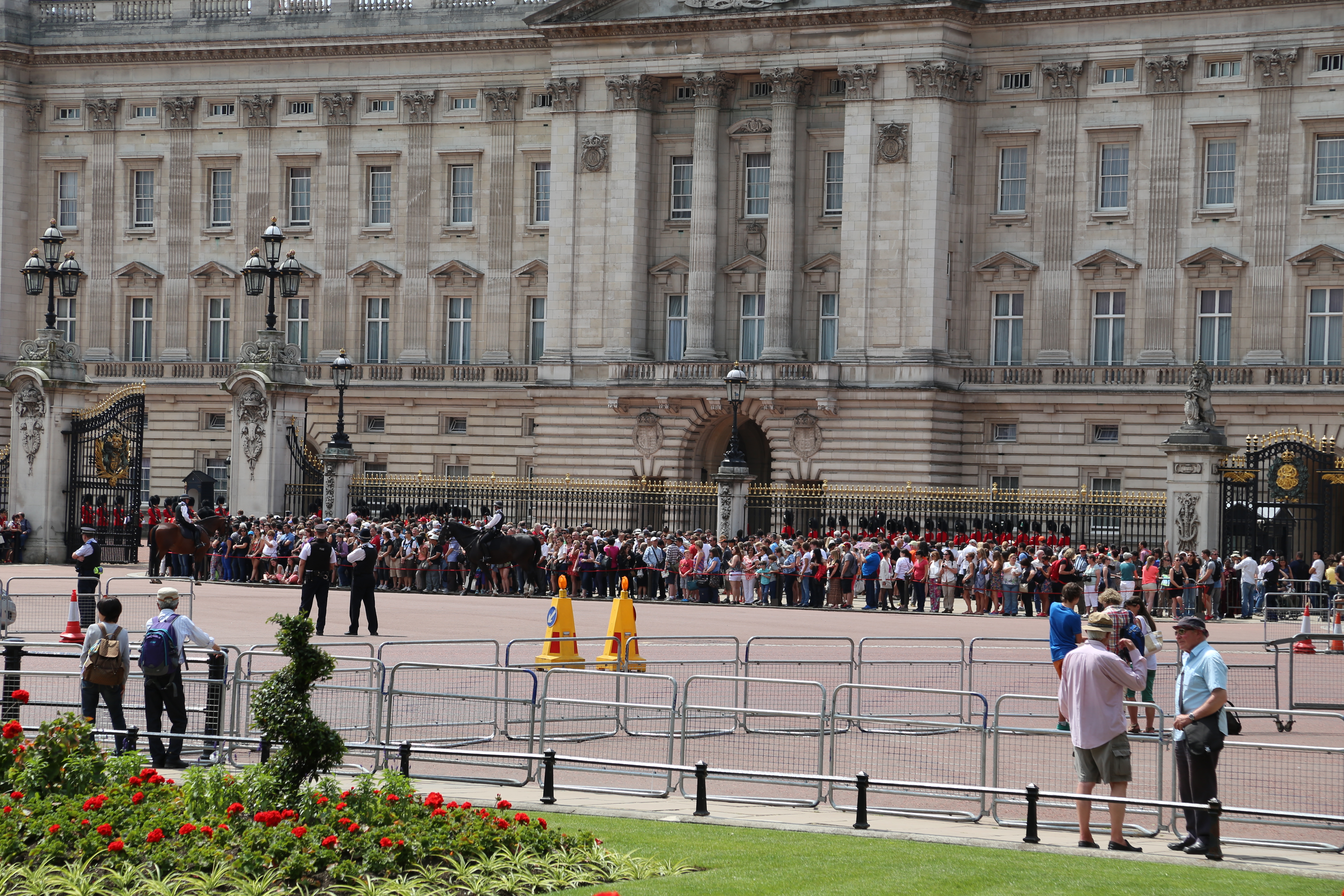 2014 Europe Trip Day 10 - England (J.K. Rowling Home, Changing of the Guard - Buckingham Palace, Hamleys of London (Oldest & Largest Toy Shop in World), Piccadilly Circus, Leicester Square, Trafalgar Square, Big Ben, Indian Food, Tunnock's Caramel Wafers)