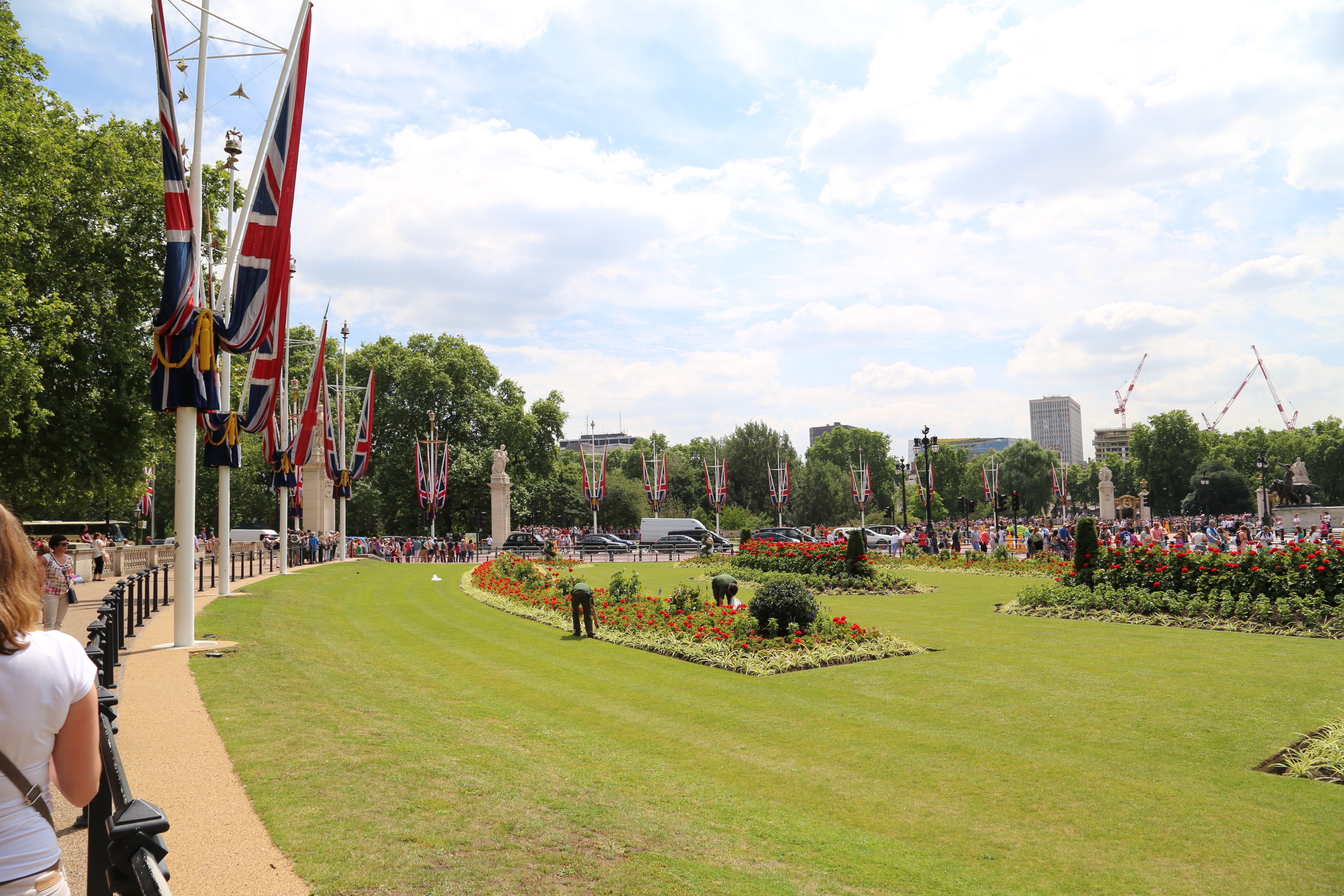 2014 Europe Trip Day 10 - England (J.K. Rowling Home, Changing of the Guard - Buckingham Palace, Hamleys of London (Oldest & Largest Toy Shop in World), Piccadilly Circus, Leicester Square, Trafalgar Square, Big Ben, Indian Food, Tunnock's Caramel Wafers)