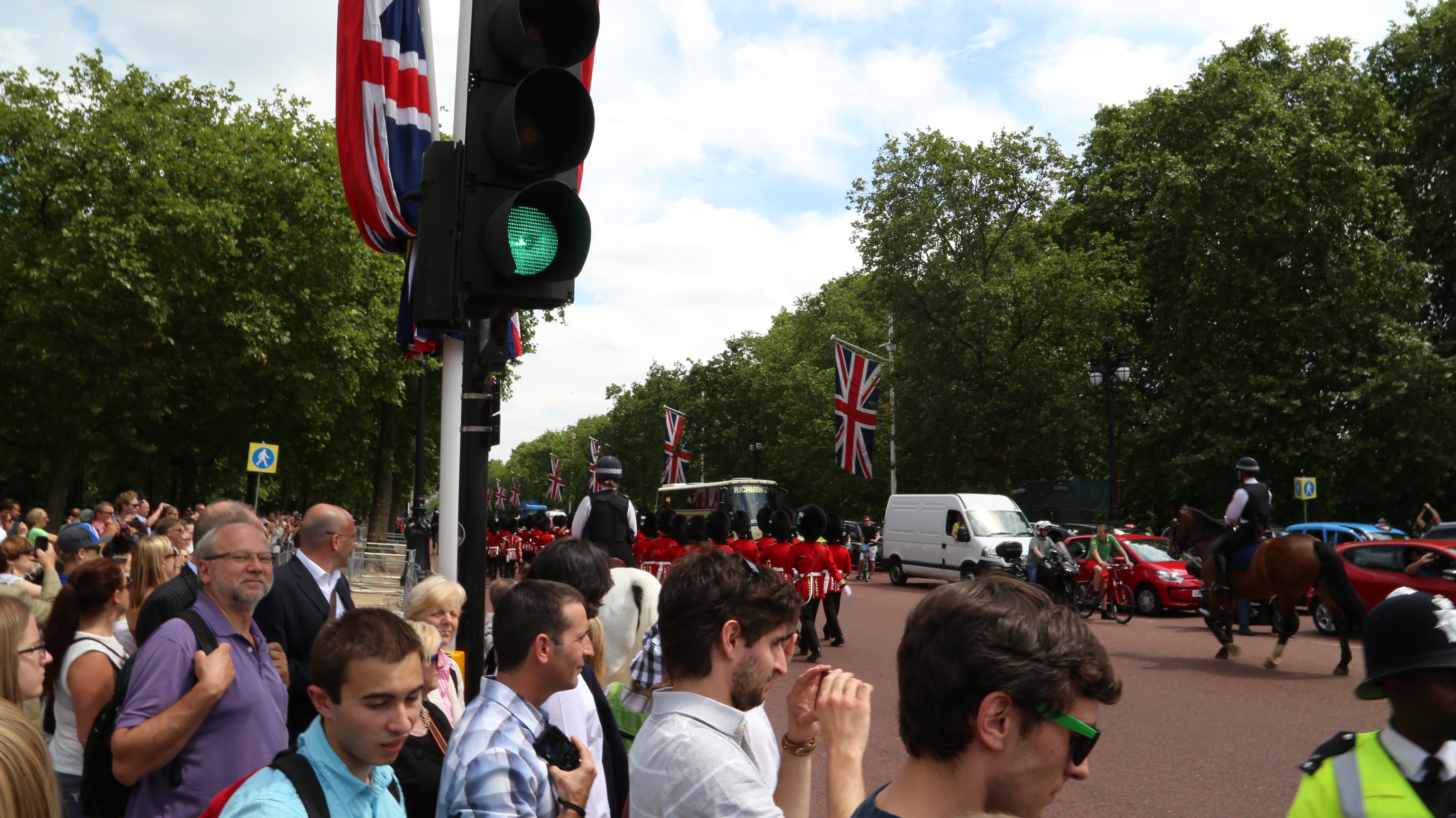 2014 Europe Trip Day 10 - England (J.K. Rowling Home, Changing of the Guard - Buckingham Palace, Hamleys of London (Oldest & Largest Toy Shop in World), Piccadilly Circus, Leicester Square, Trafalgar Square, Big Ben, Indian Food, Tunnock's Caramel Wafers)