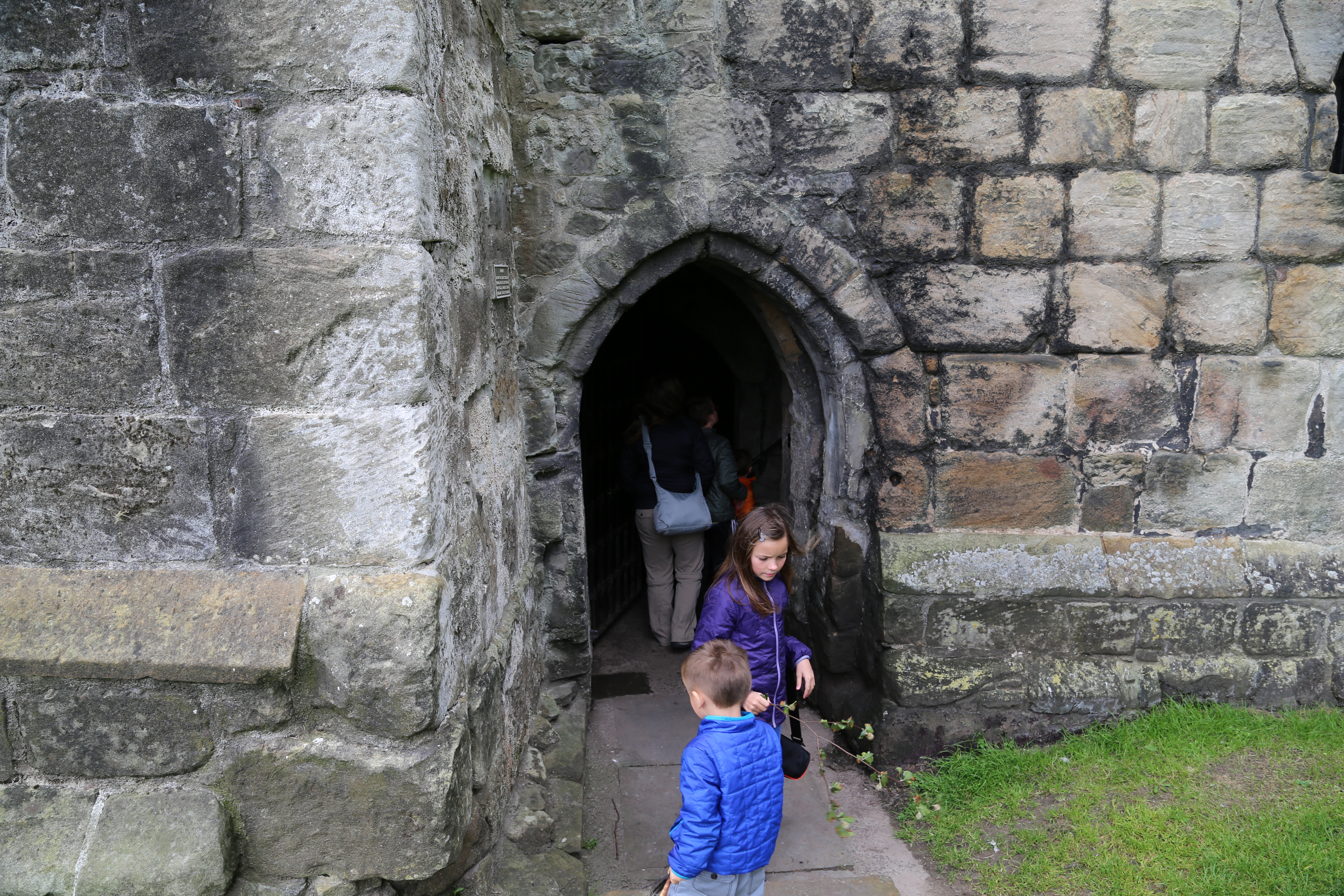 2014 Europe Trip Day 24 - Scotland (Crookston Castle, Paisley Missionary Flat (Walker Street), Lawn Bowling Pitch, Irn Bru, Church of the Holy Rude, Stirling Castle, 2014 Pipefest Stirling)