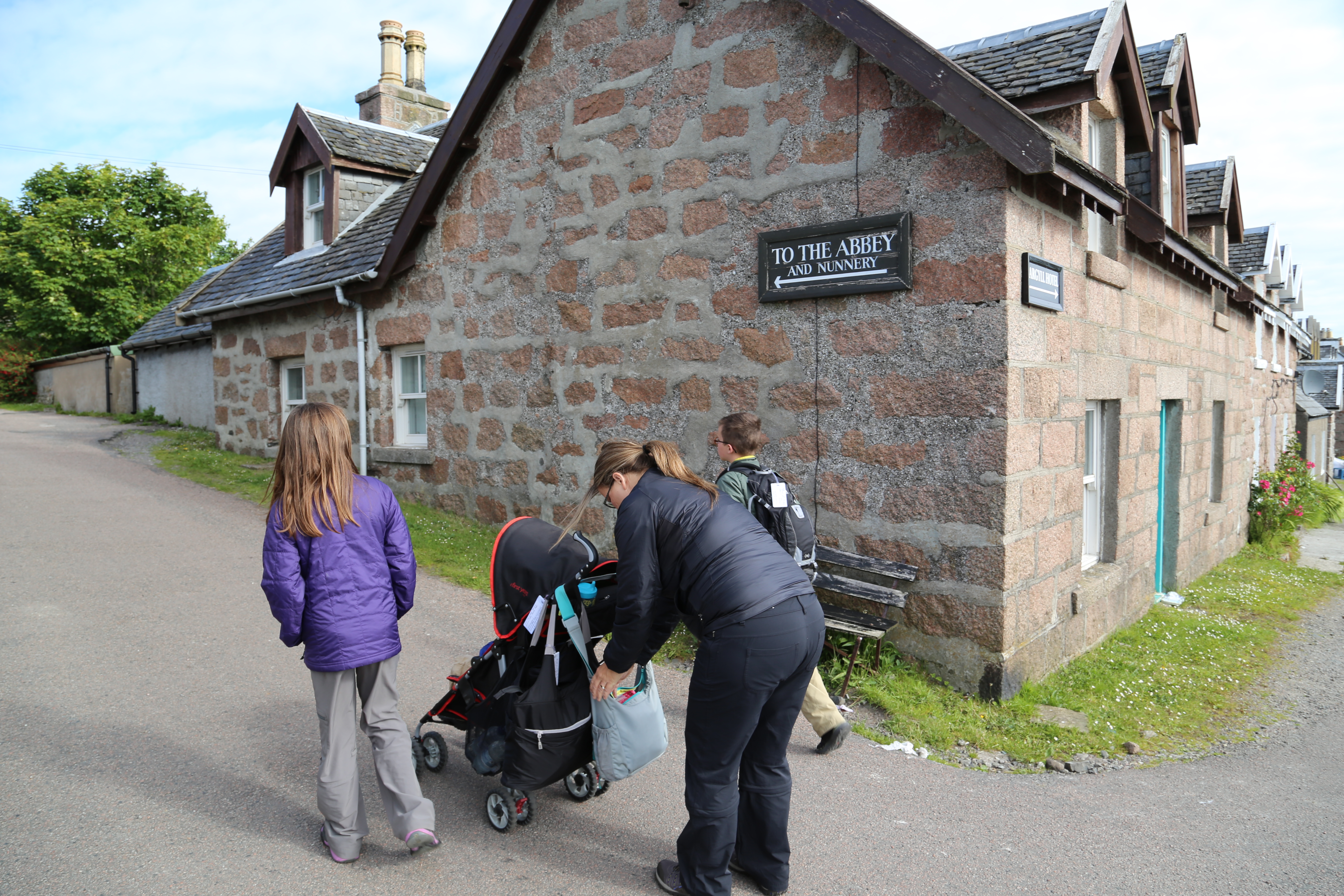 2014 Europe Trip Day 26 - Scotland (Ardachy House Yurt, Heilan' Coo, Fionnphort-Iona Ferry, Iona Nunnery, Iona Abbey (Britain Christianity Birthplace), Scottish Heather, Tobermory-Kilchoan Ferry, Castle Tioram, Glenfinnan Monument, Biting Midges!)