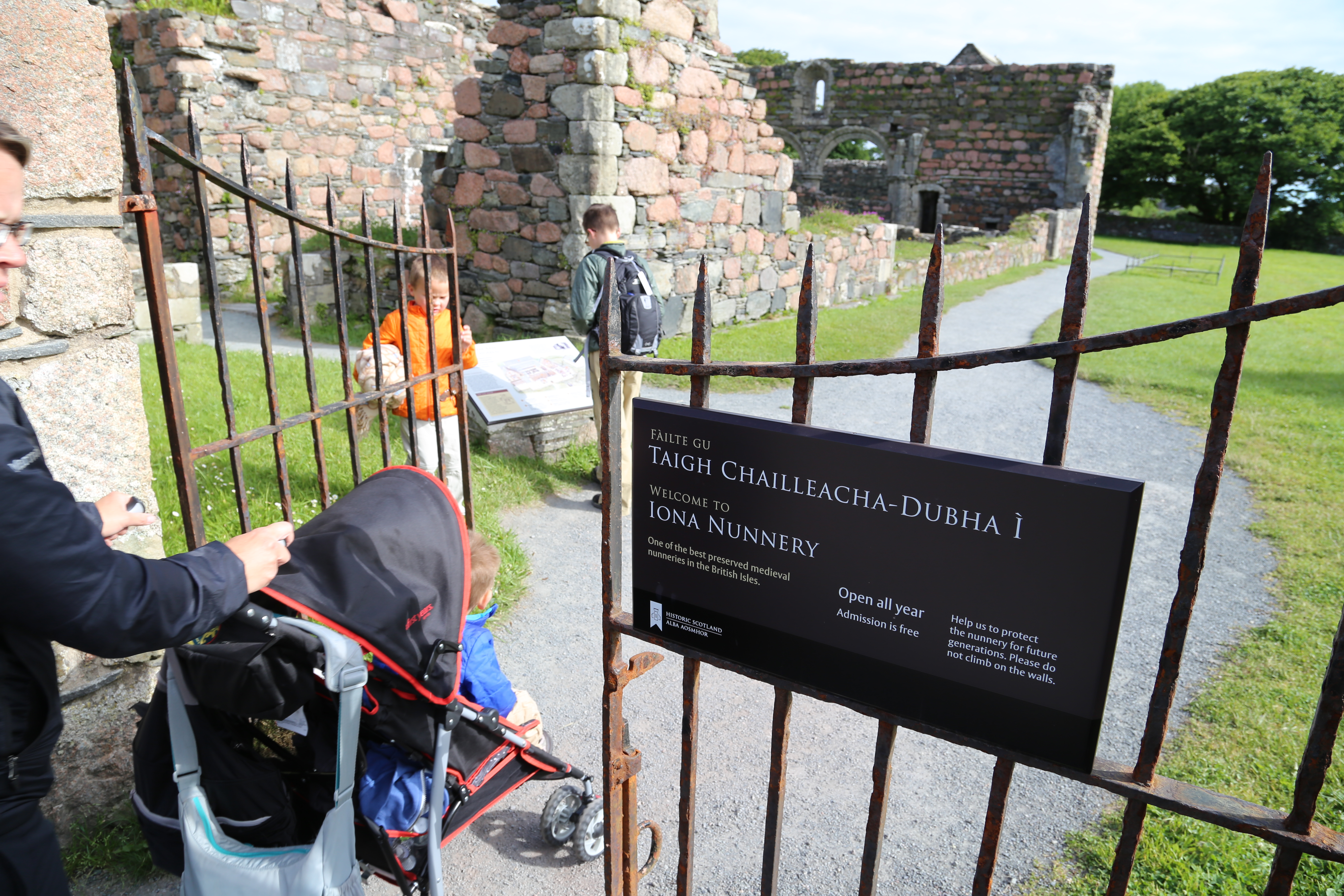 2014 Europe Trip Day 26 - Scotland (Ardachy House Yurt, Heilan' Coo, Fionnphort-Iona Ferry, Iona Nunnery, Iona Abbey (Britain Christianity Birthplace), Scottish Heather, Tobermory-Kilchoan Ferry, Castle Tioram, Glenfinnan Monument, Biting Midges!)