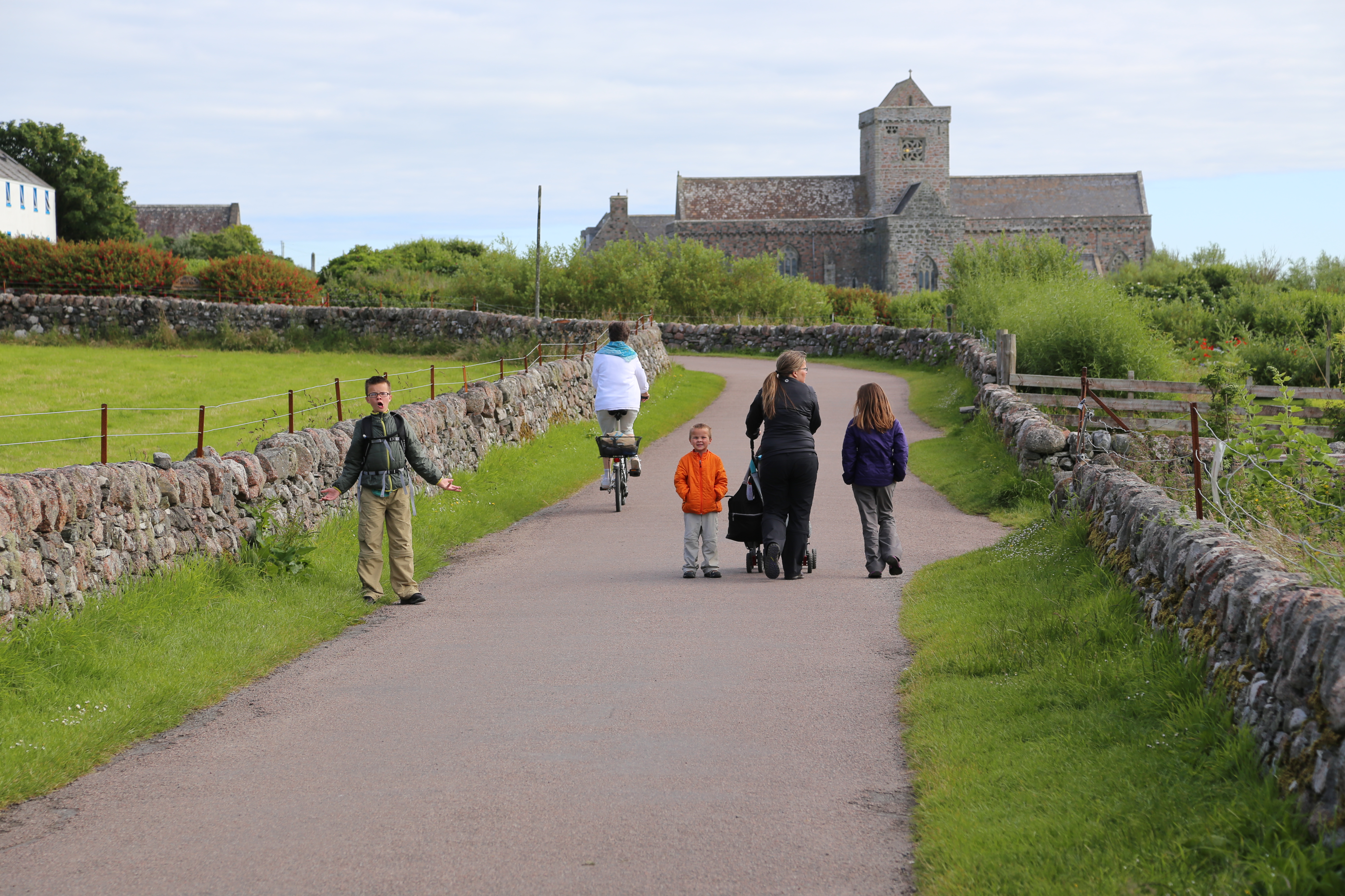 2014 Europe Trip Day 26 - Scotland (Ardachy House Yurt, Heilan' Coo, Fionnphort-Iona Ferry, Iona Nunnery, Iona Abbey (Britain Christianity Birthplace), Scottish Heather, Tobermory-Kilchoan Ferry, Castle Tioram, Glenfinnan Monument, Biting Midges!)