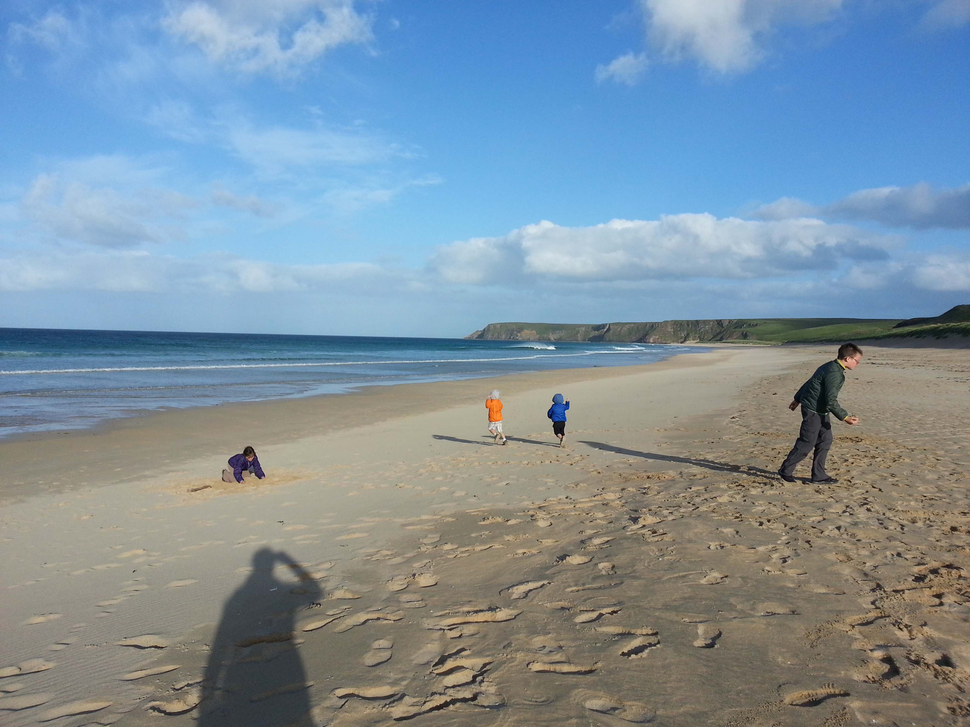 2014 Europe Trip Day 29 - Scotland (Callanish Standing Stones, Dun Carloway Broch, Gearrannan Blackhouse Village, Harris Tweed Weaving Loom, Dailbeag Beach, Arnol Black House, Breanish Tweed, Peat, Steinacleit, Bridge to Nowhere, Traigh Mhor, Rainbow)