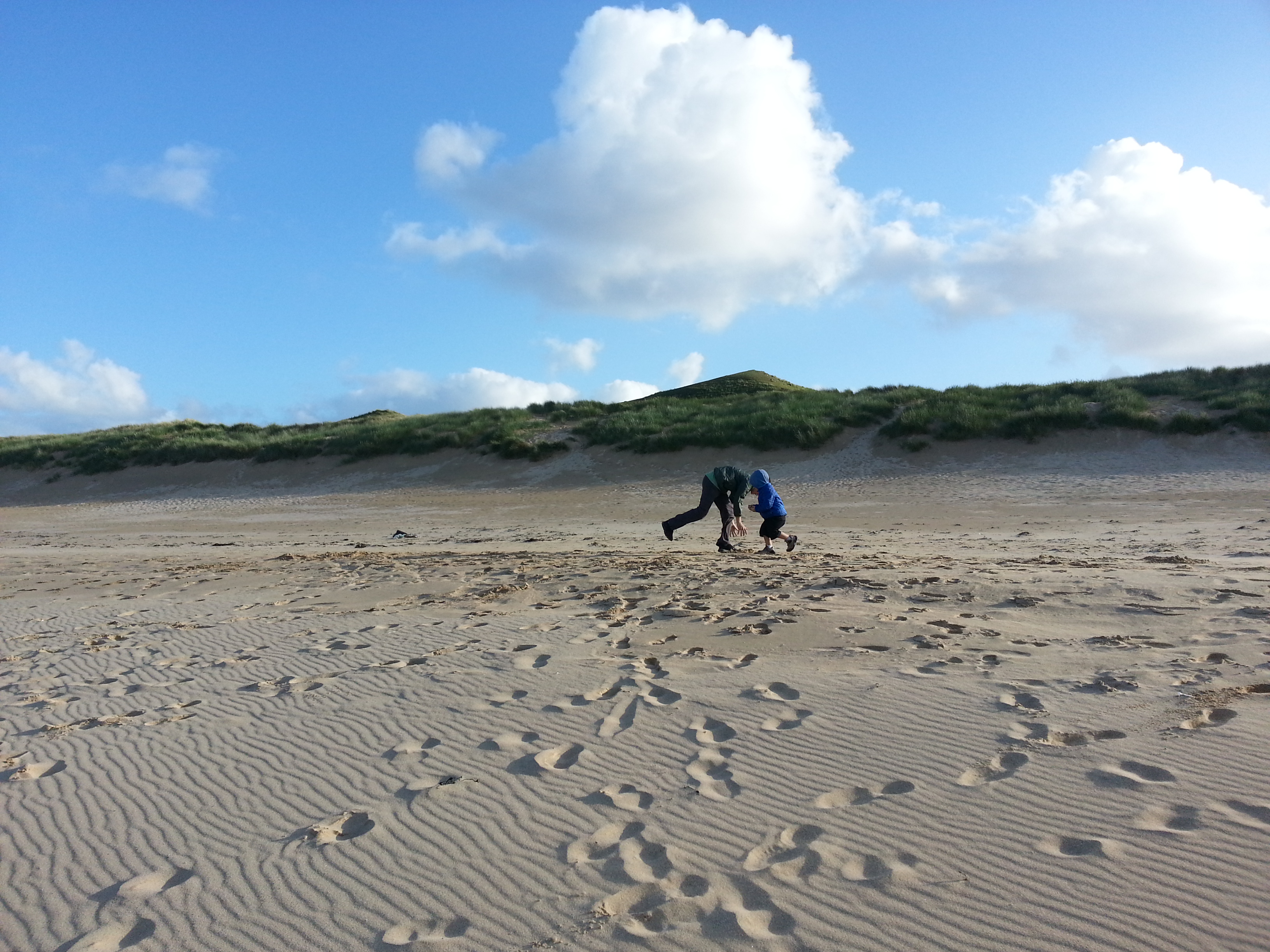 2014 Europe Trip Day 29 - Scotland (Callanish Standing Stones, Dun Carloway Broch, Gearrannan Blackhouse Village, Harris Tweed Weaving Loom, Dailbeag Beach, Arnol Black House, Breanish Tweed, Peat, Steinacleit, Bridge to Nowhere, Traigh Mhor, Rainbow)