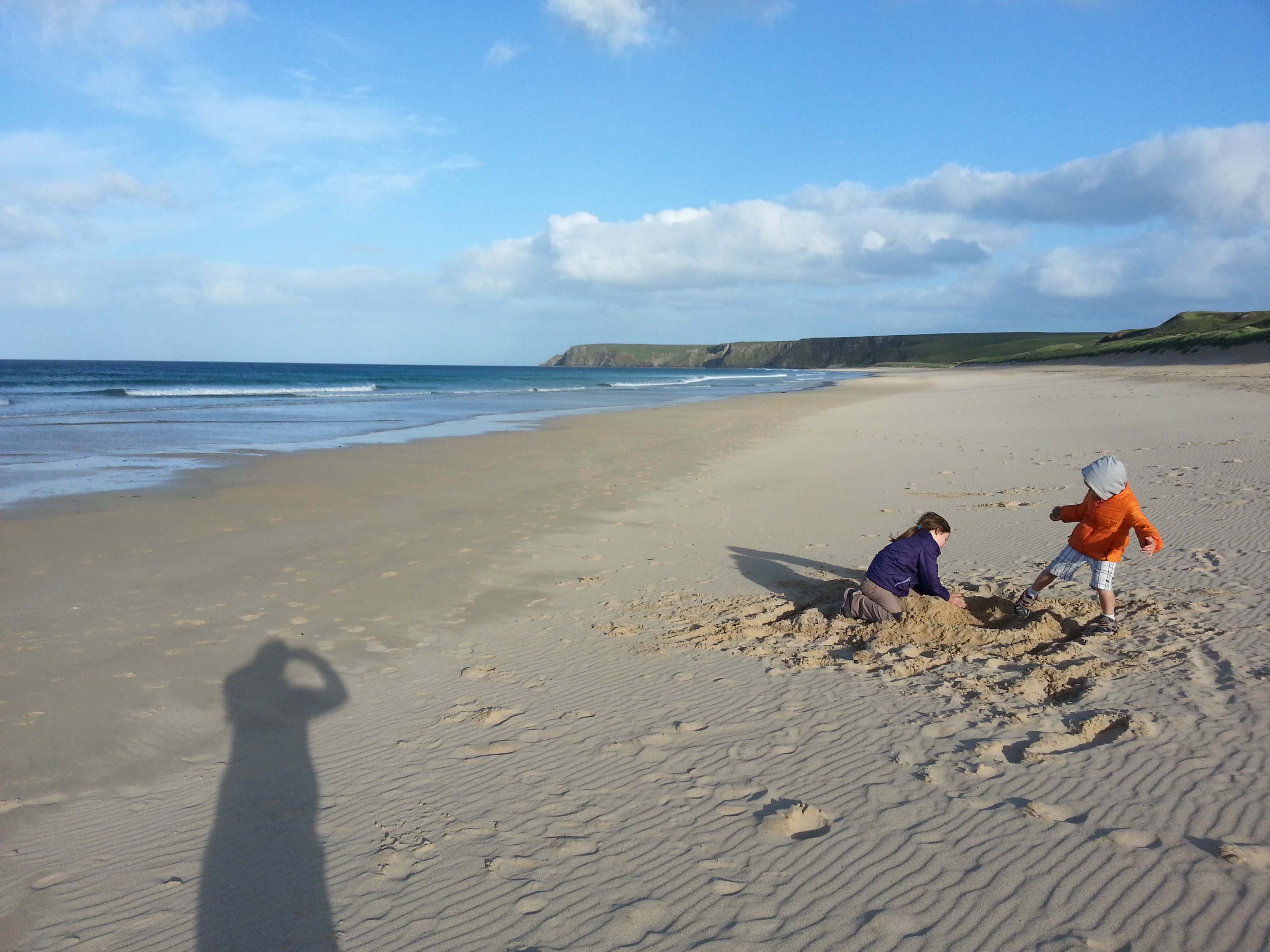 2014 Europe Trip Day 29 - Scotland (Callanish Standing Stones, Dun Carloway Broch, Gearrannan Blackhouse Village, Harris Tweed Weaving Loom, Dailbeag Beach, Arnol Black House, Breanish Tweed, Peat, Steinacleit, Bridge to Nowhere, Traigh Mhor, Rainbow)