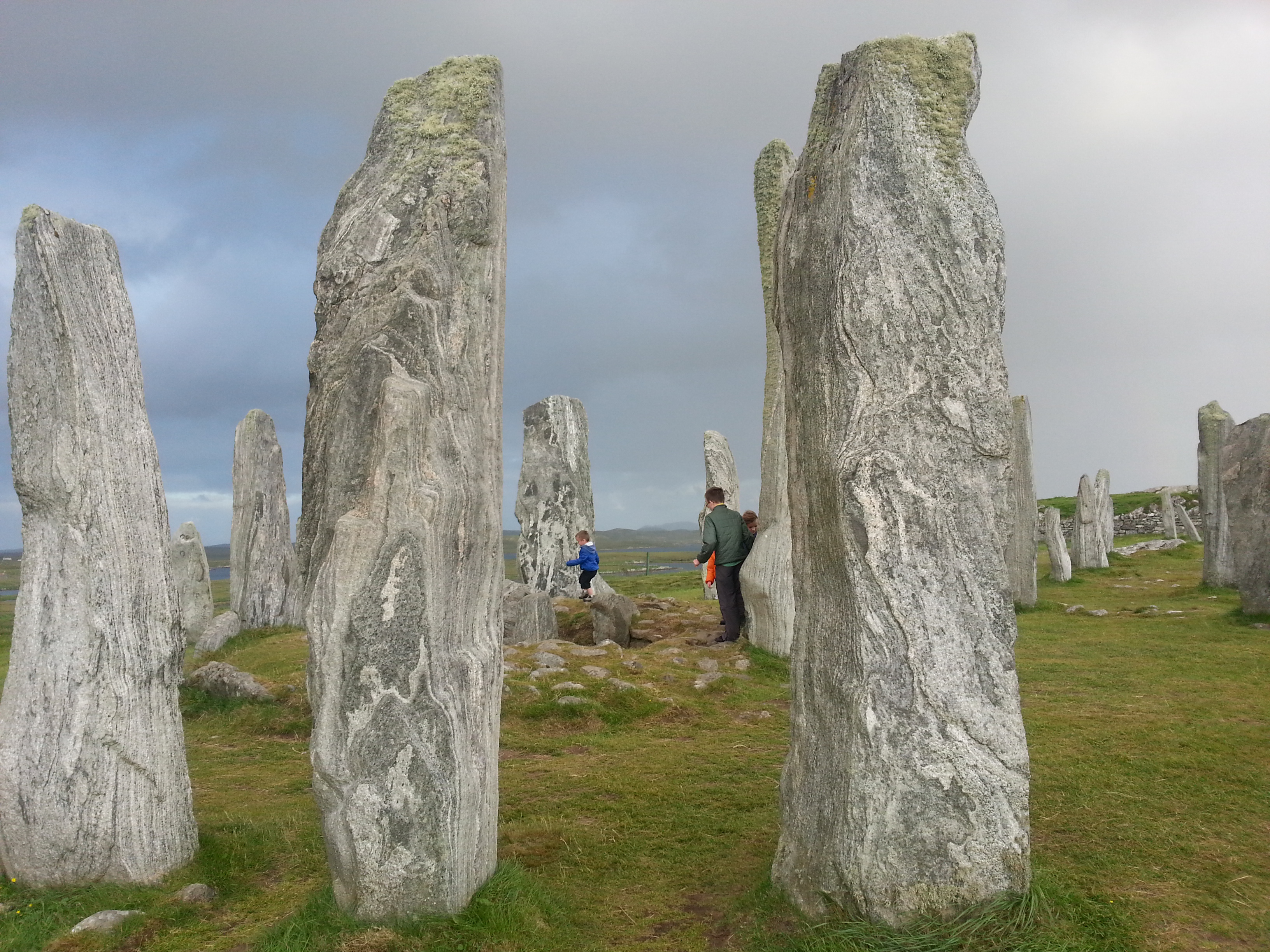 2014 Europe Trip Day 29 - Scotland (Callanish Standing Stones, Dun Carloway Broch, Gearrannan Blackhouse Village, Harris Tweed Weaving Loom, Dailbeag Beach, Arnol Black House, Breanish Tweed, Peat, Steinacleit, Bridge to Nowhere, Traigh Mhor, Rainbow)