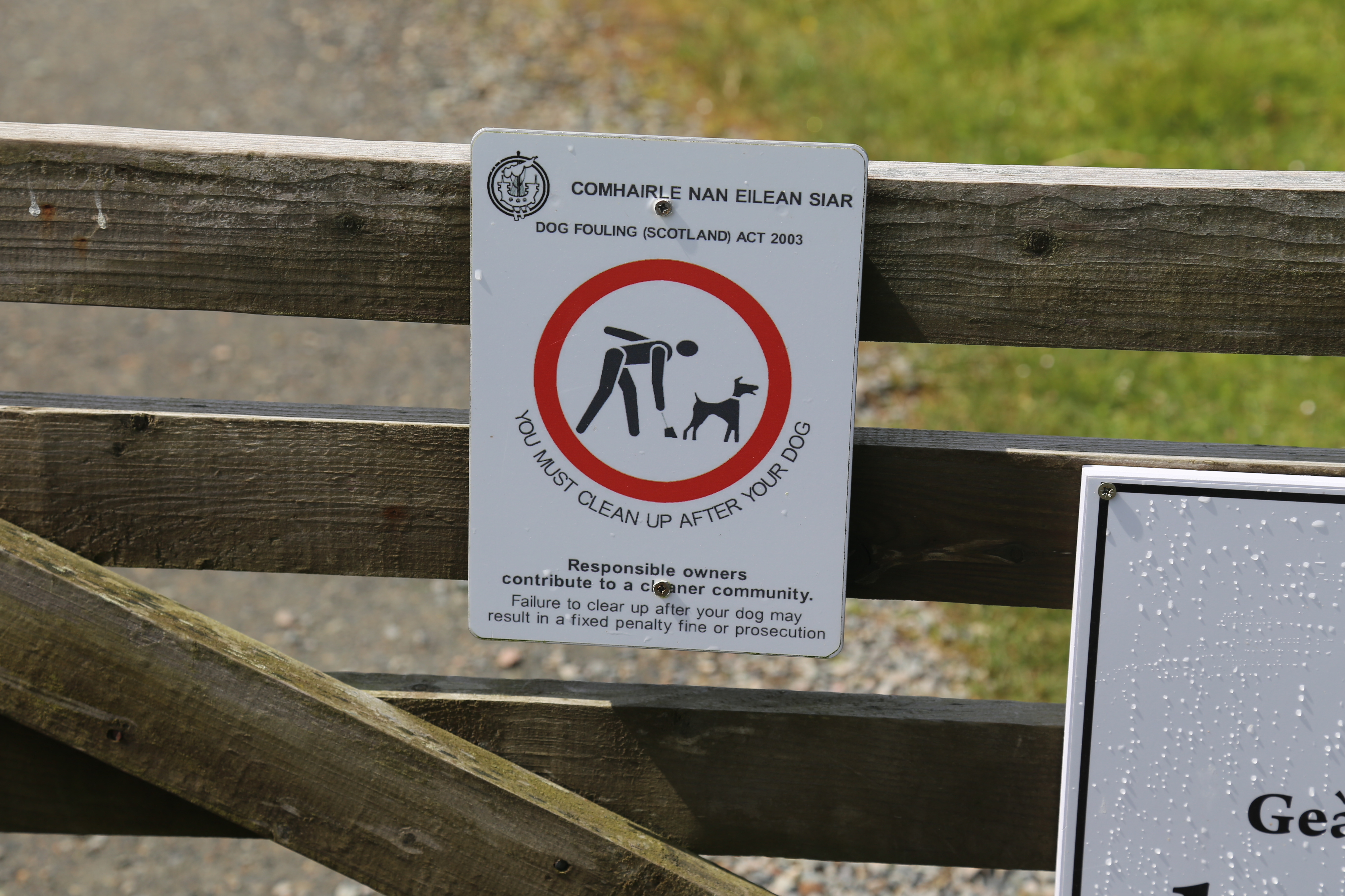 2014 Europe Trip Day 29 - Scotland (Callanish Standing Stones, Dun Carloway Broch, Gearrannan Blackhouse Village, Harris Tweed Weaving Loom, Dailbeag Beach, Arnol Black House, Breanish Tweed, Peat, Steinacleit, Bridge to Nowhere, Traigh Mhor, Rainbow)