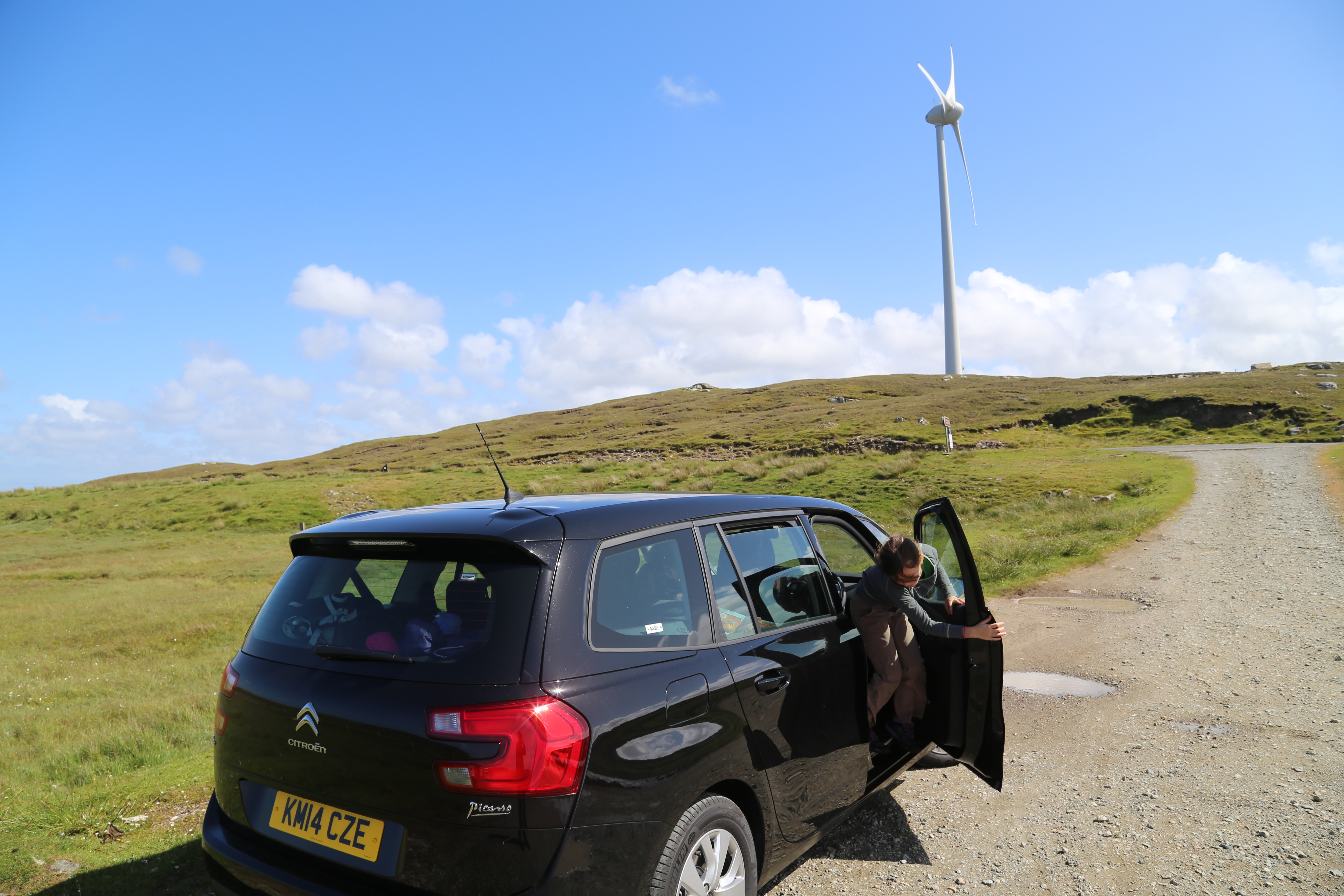 2014 Europe Trip Day 29 - Scotland (Callanish Standing Stones, Dun Carloway Broch, Gearrannan Blackhouse Village, Harris Tweed Weaving Loom, Dailbeag Beach, Arnol Black House, Breanish Tweed, Peat, Steinacleit, Bridge to Nowhere, Traigh Mhor, Rainbow)