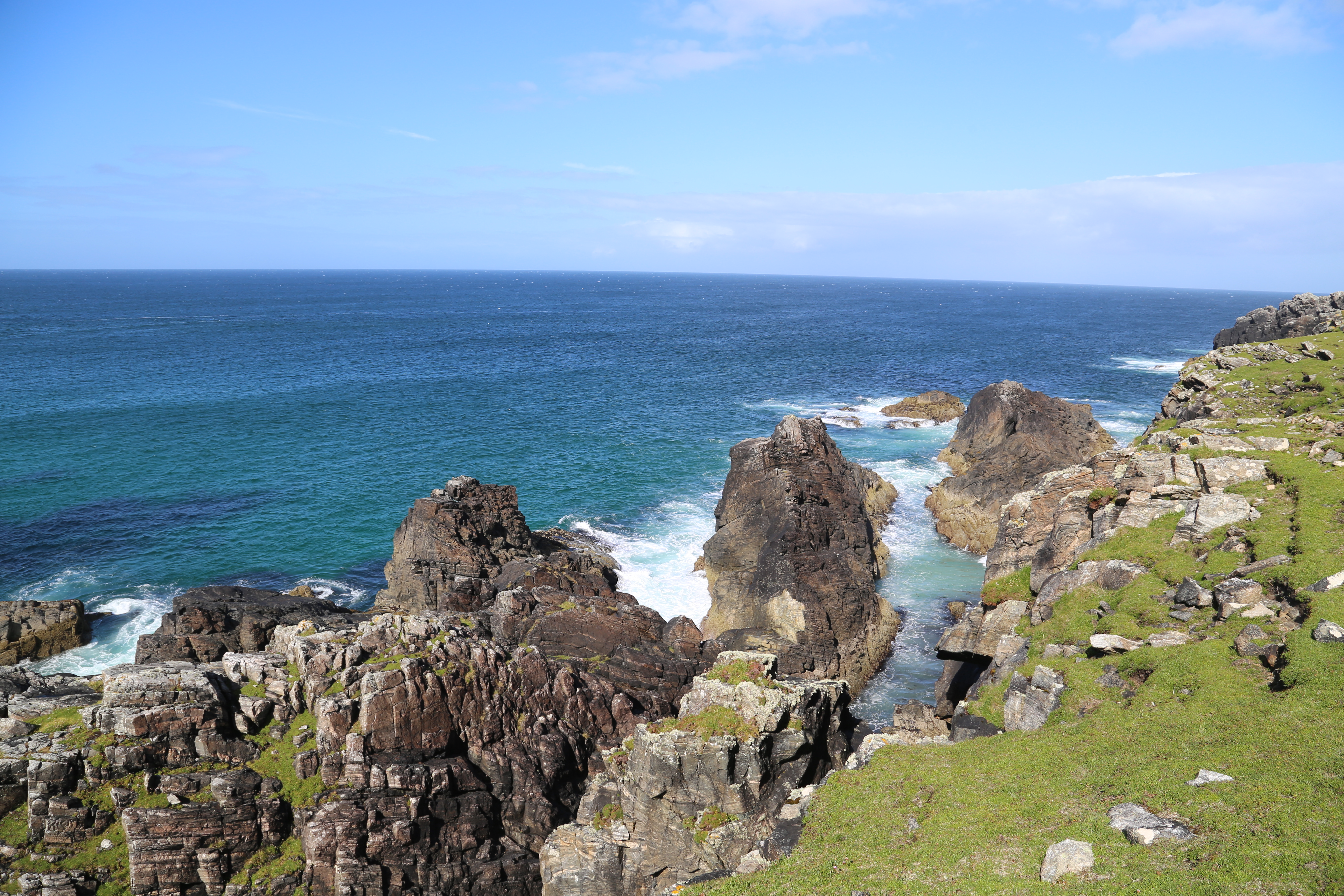 2014 Europe Trip Day 29 - Scotland (Callanish Standing Stones, Dun Carloway Broch, Gearrannan Blackhouse Village, Harris Tweed Weaving Loom, Dailbeag Beach, Arnol Black House, Breanish Tweed, Peat, Steinacleit, Bridge to Nowhere, Traigh Mhor, Rainbow)