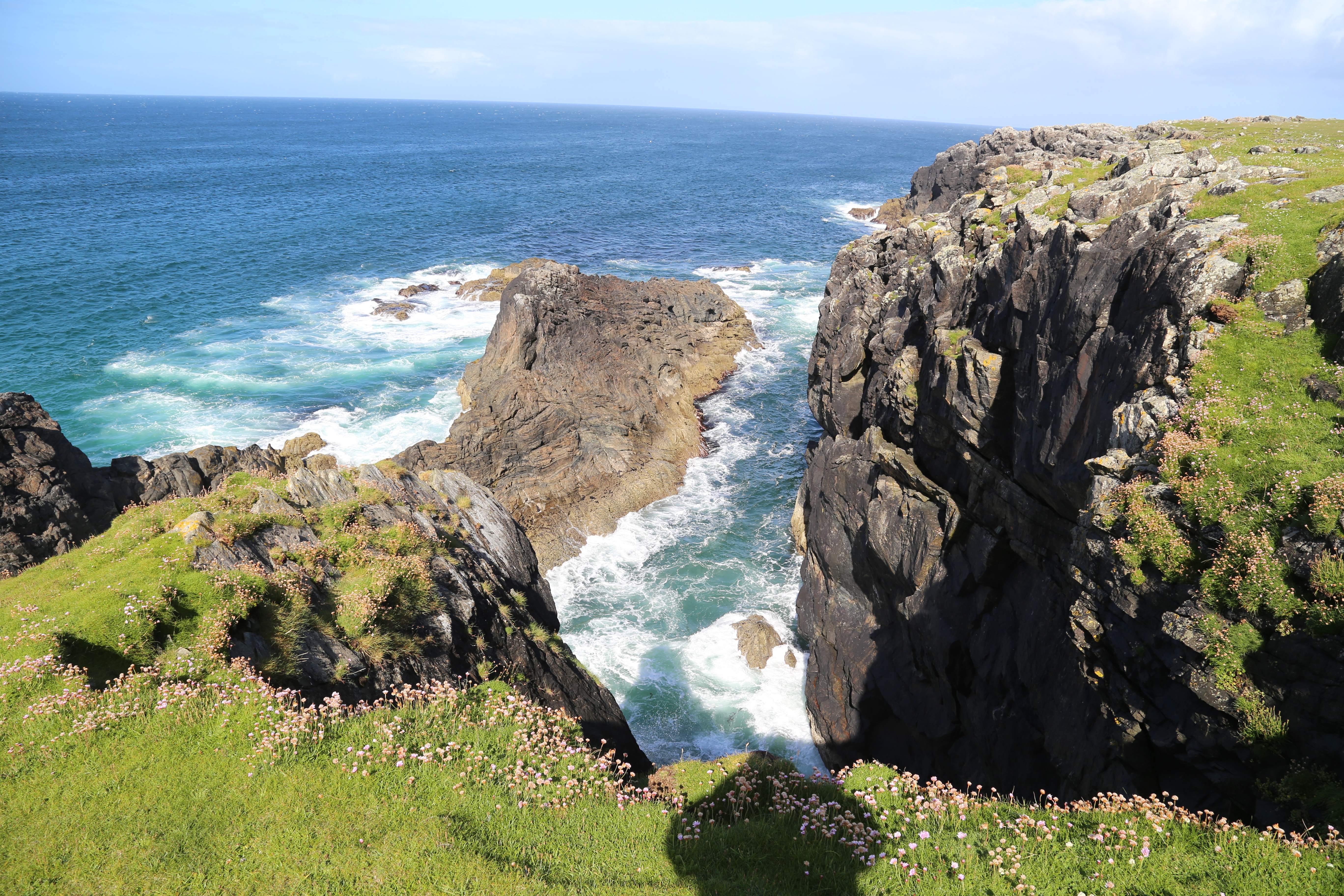 2014 Europe Trip Day 29 - Scotland (Callanish Standing Stones, Dun Carloway Broch, Gearrannan Blackhouse Village, Harris Tweed Weaving Loom, Dailbeag Beach, Arnol Black House, Breanish Tweed, Peat, Steinacleit, Bridge to Nowhere, Traigh Mhor, Rainbow)