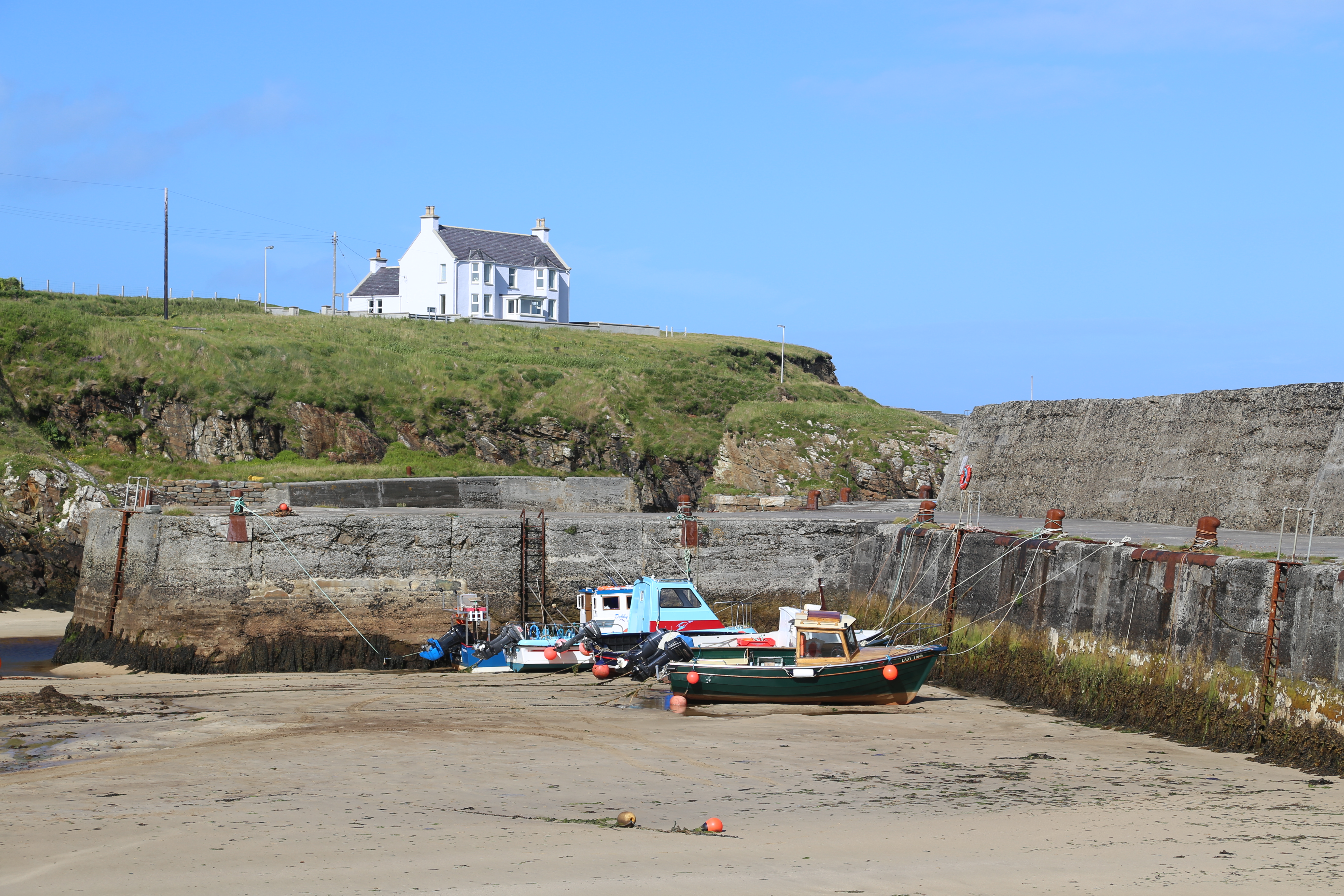 2014 Europe Trip Day 29 - Scotland (Callanish Standing Stones, Dun Carloway Broch, Gearrannan Blackhouse Village, Harris Tweed Weaving Loom, Dailbeag Beach, Arnol Black House, Breanish Tweed, Peat, Steinacleit, Bridge to Nowhere, Traigh Mhor, Rainbow)