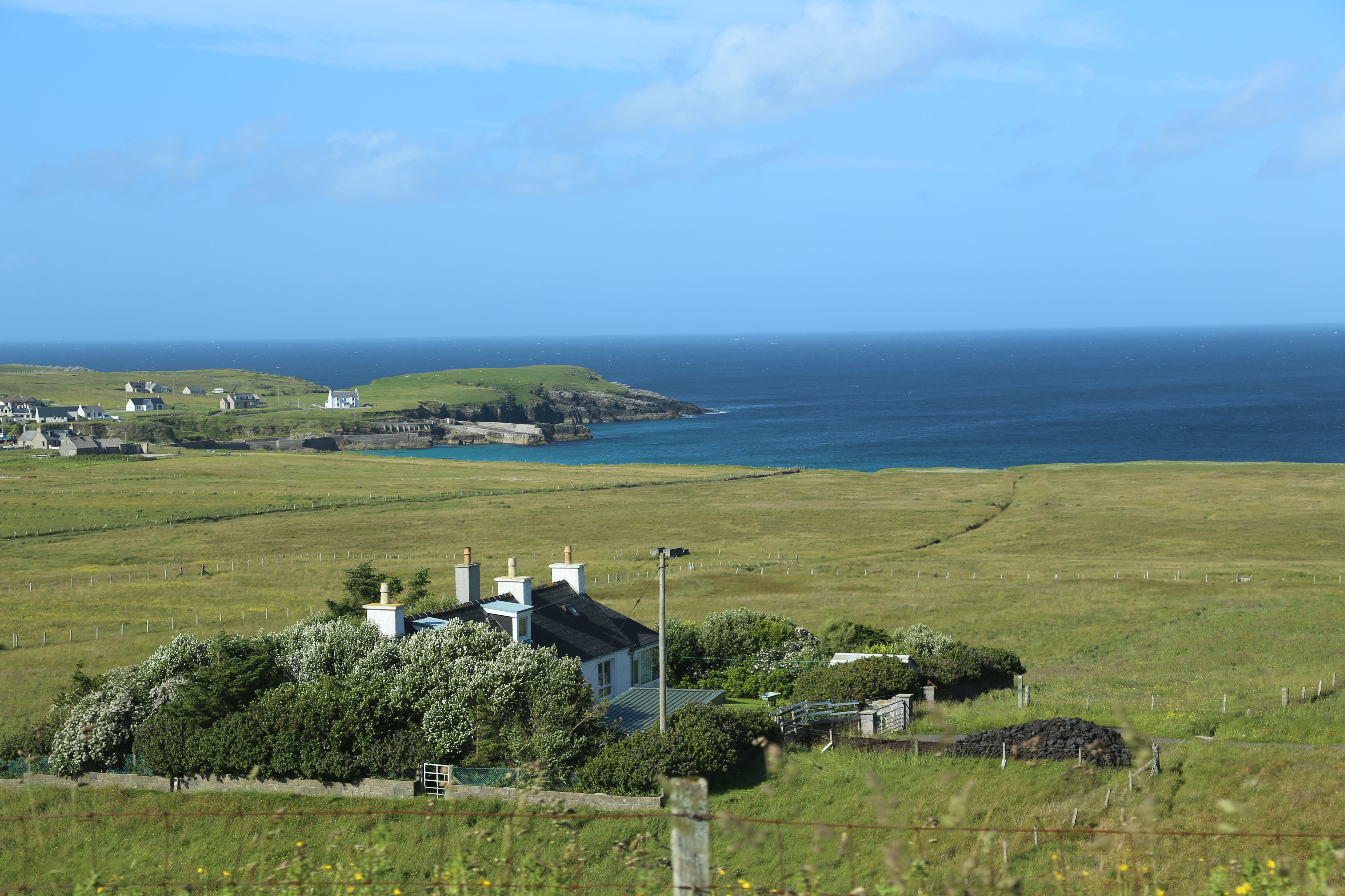 2014 Europe Trip Day 29 - Scotland (Callanish Standing Stones, Dun Carloway Broch, Gearrannan Blackhouse Village, Harris Tweed Weaving Loom, Dailbeag Beach, Arnol Black House, Breanish Tweed, Peat, Steinacleit, Bridge to Nowhere, Traigh Mhor, Rainbow)