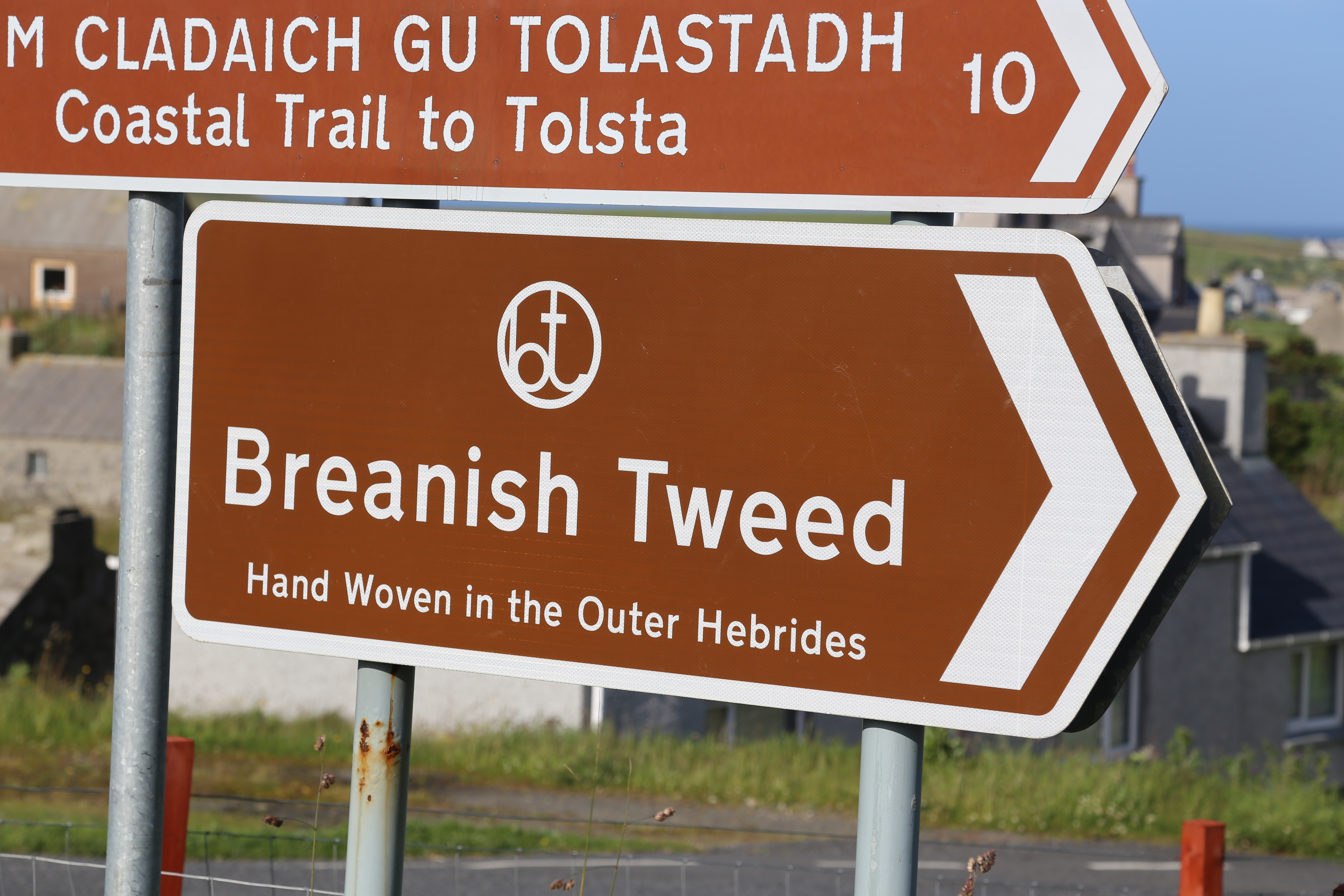 2014 Europe Trip Day 29 - Scotland (Callanish Standing Stones, Dun Carloway Broch, Gearrannan Blackhouse Village, Harris Tweed Weaving Loom, Dailbeag Beach, Arnol Black House, Breanish Tweed, Peat, Steinacleit, Bridge to Nowhere, Traigh Mhor, Rainbow)
