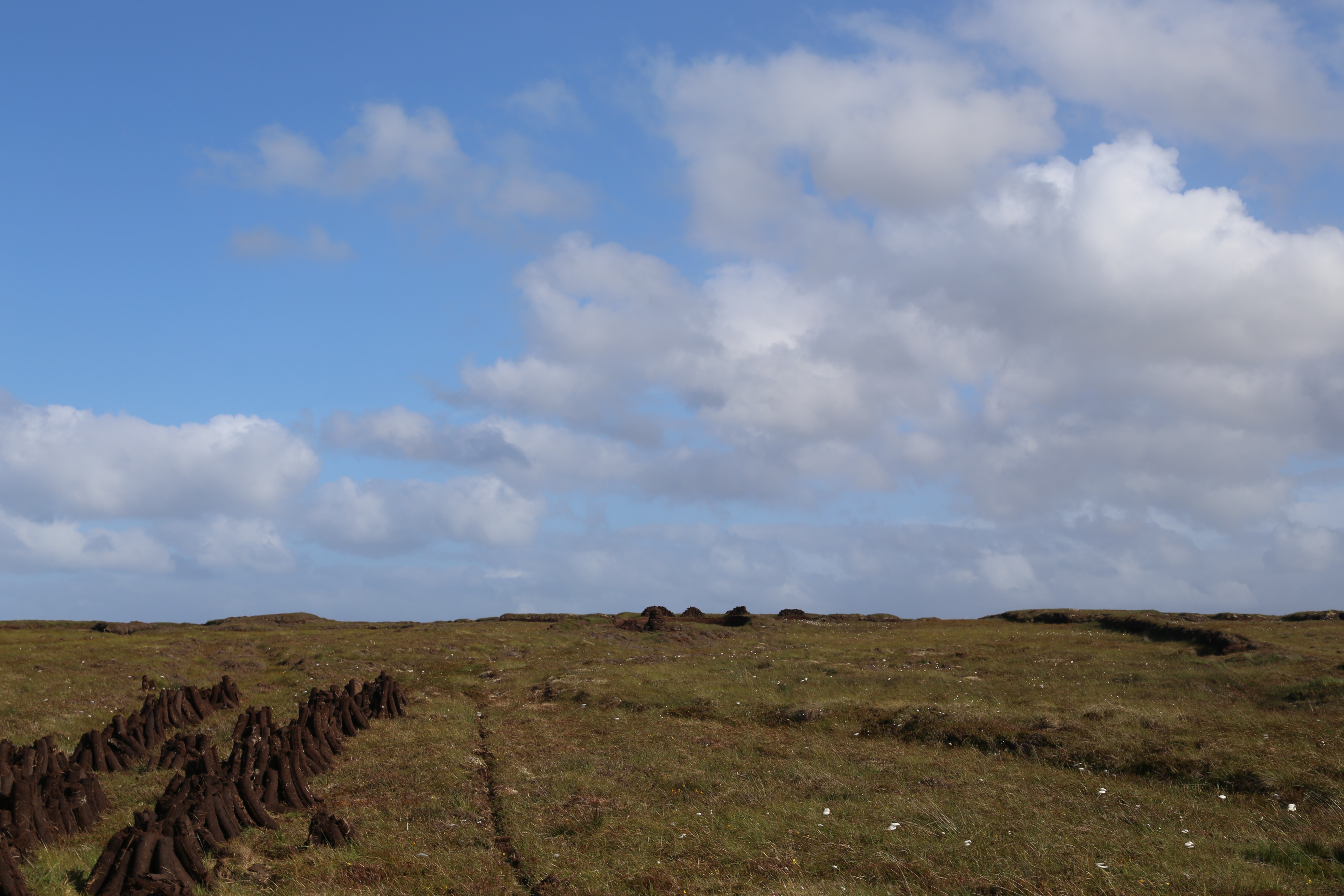 2014 Europe Trip Day 29 - Scotland (Callanish Standing Stones, Dun Carloway Broch, Gearrannan Blackhouse Village, Harris Tweed Weaving Loom, Dailbeag Beach, Arnol Black House, Breanish Tweed, Peat, Steinacleit, Bridge to Nowhere, Traigh Mhor, Rainbow)