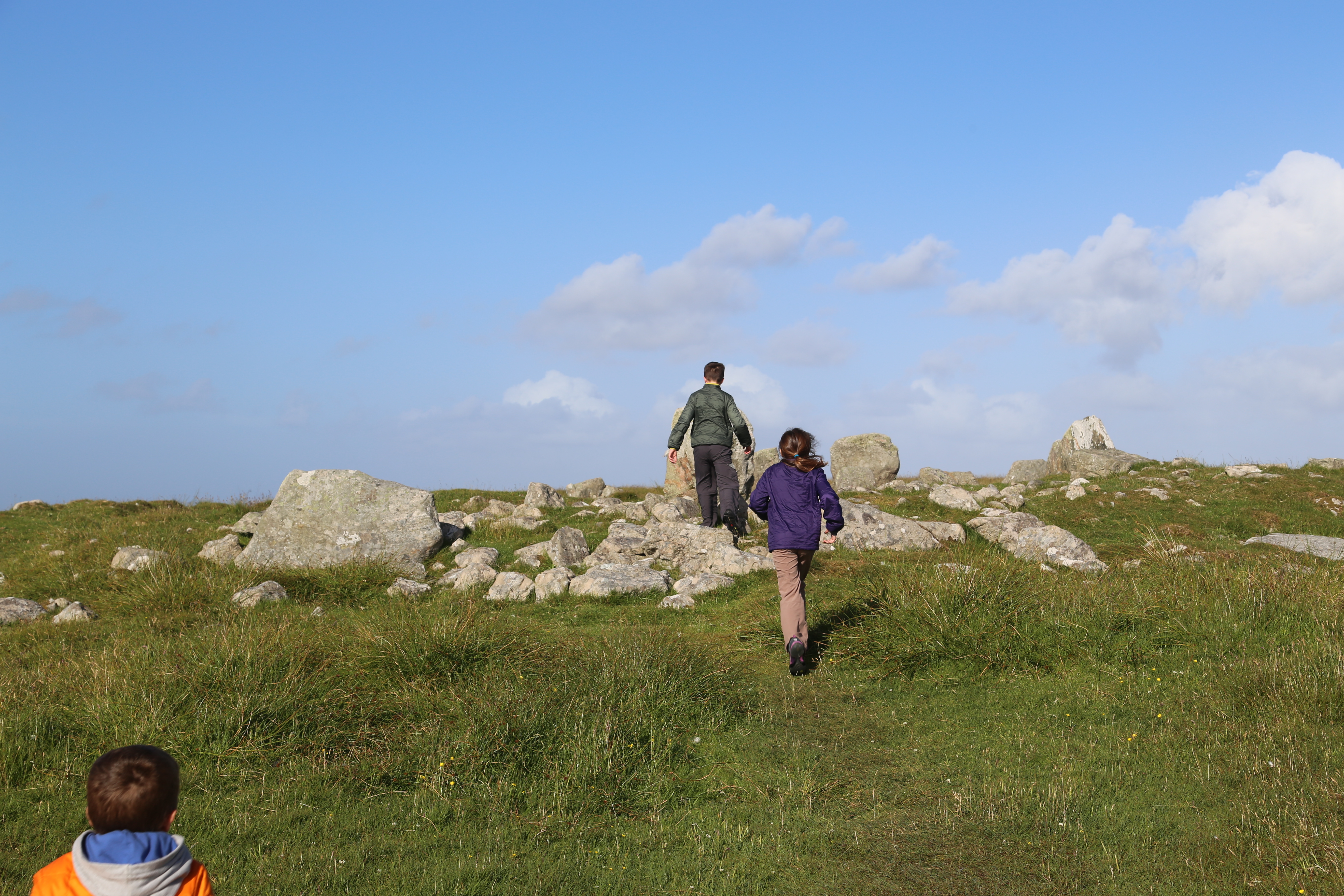 2014 Europe Trip Day 29 - Scotland (Callanish Standing Stones, Dun Carloway Broch, Gearrannan Blackhouse Village, Harris Tweed Weaving Loom, Dailbeag Beach, Arnol Black House, Breanish Tweed, Peat, Steinacleit, Bridge to Nowhere, Traigh Mhor, Rainbow)