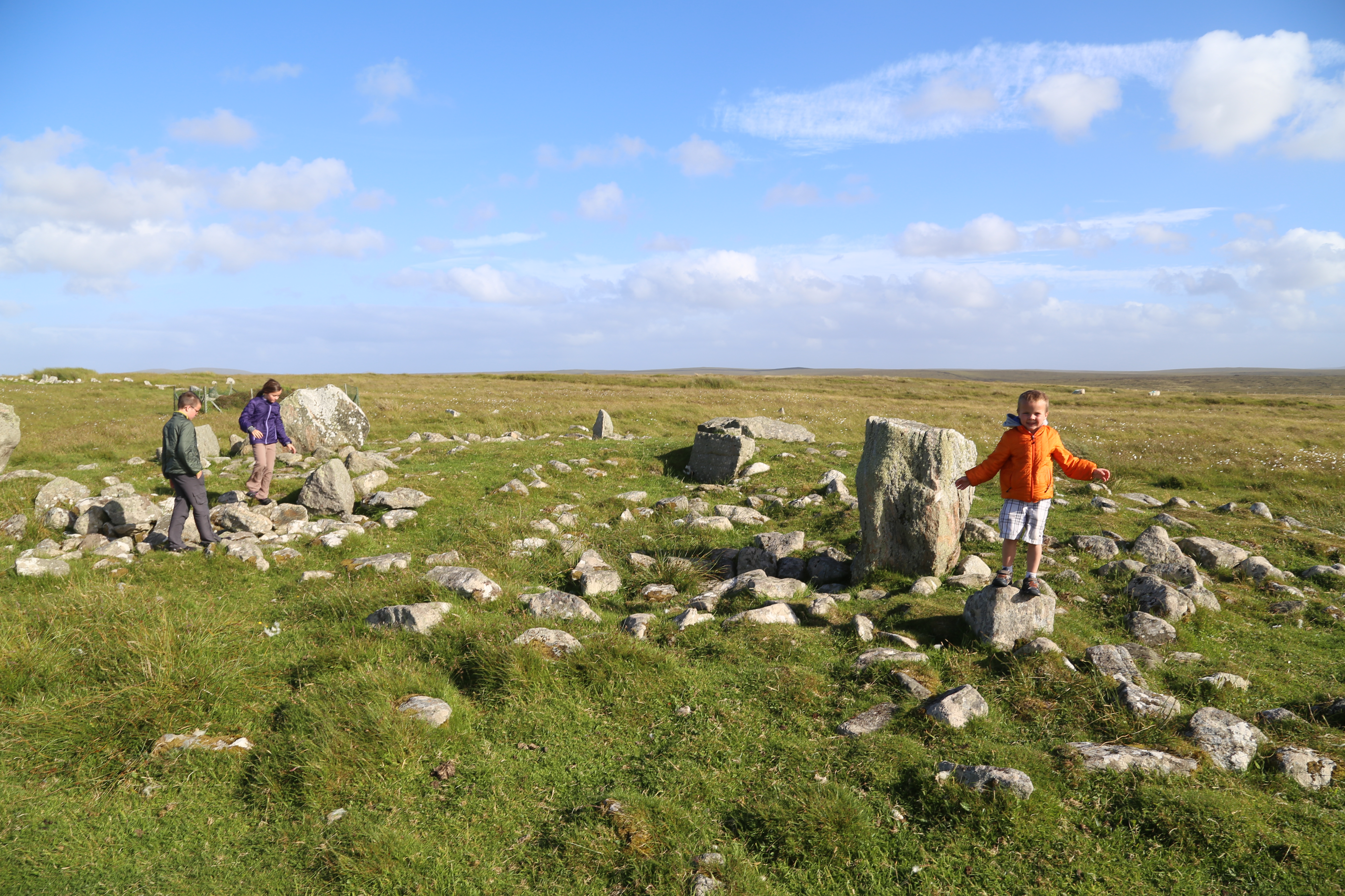 2014 Europe Trip Day 29 - Scotland (Callanish Standing Stones, Dun Carloway Broch, Gearrannan Blackhouse Village, Harris Tweed Weaving Loom, Dailbeag Beach, Arnol Black House, Breanish Tweed, Peat, Steinacleit, Bridge to Nowhere, Traigh Mhor, Rainbow)