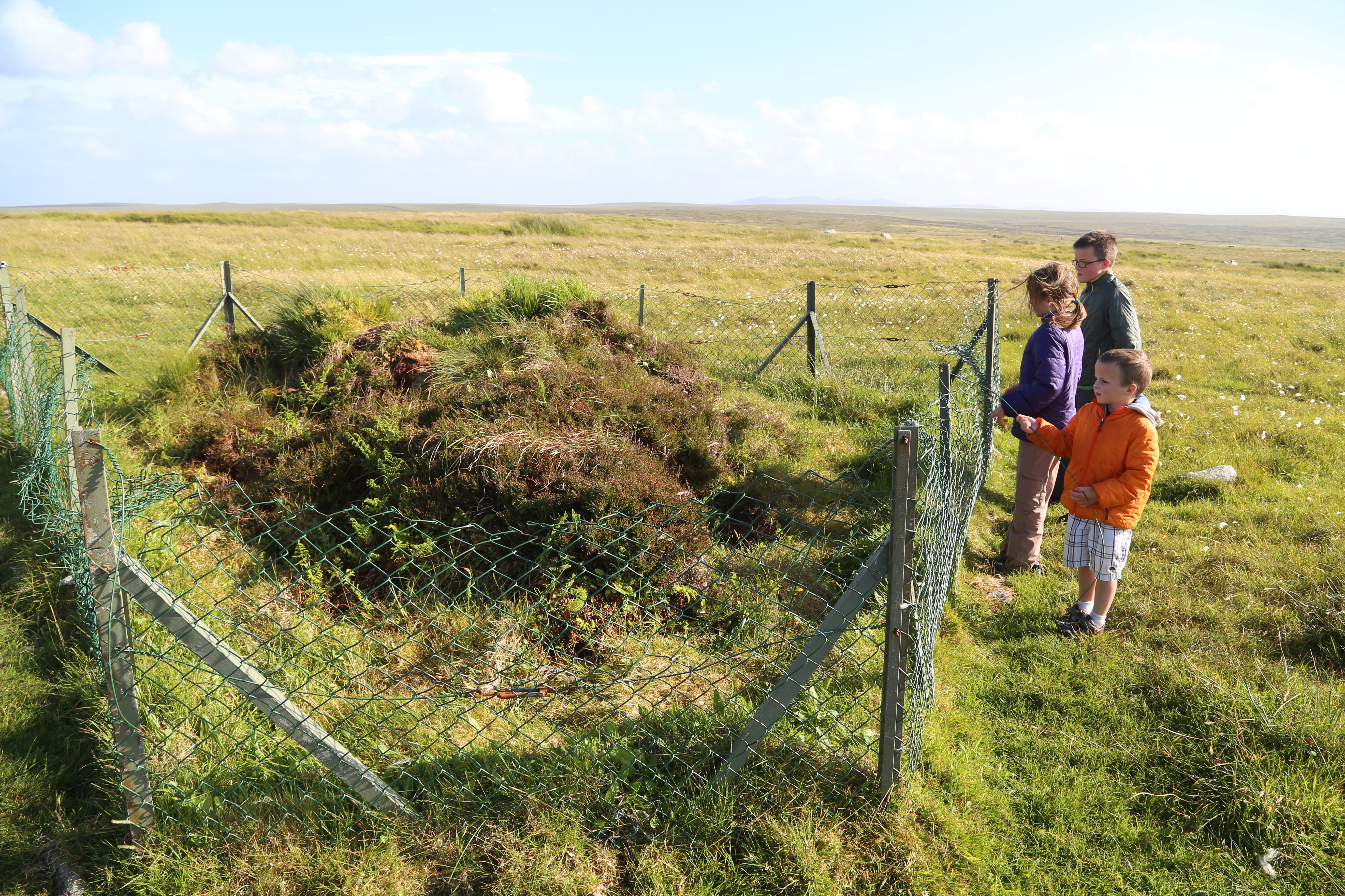 2014 Europe Trip Day 29 - Scotland (Callanish Standing Stones, Dun Carloway Broch, Gearrannan Blackhouse Village, Harris Tweed Weaving Loom, Dailbeag Beach, Arnol Black House, Breanish Tweed, Peat, Steinacleit, Bridge to Nowhere, Traigh Mhor, Rainbow)