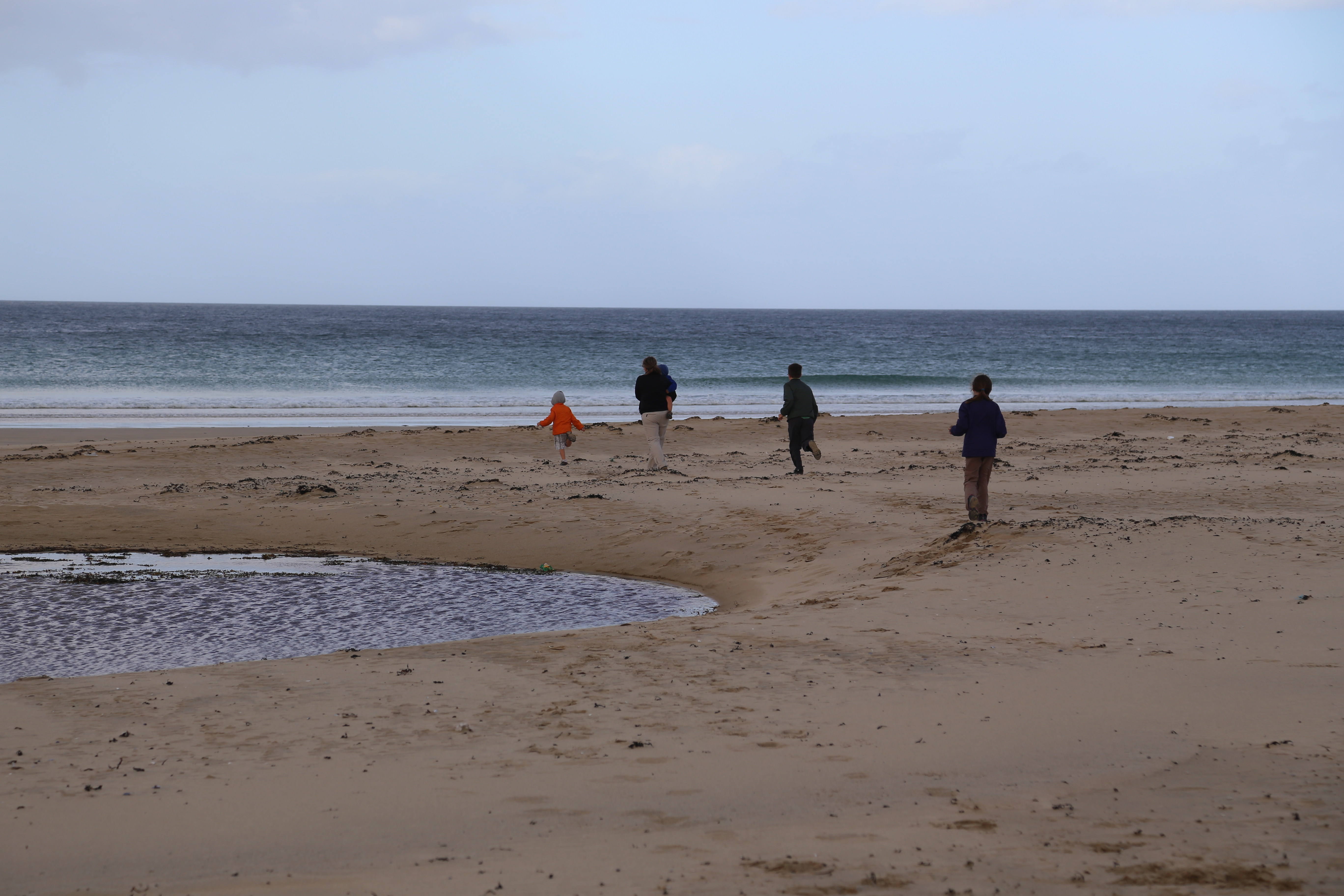 2014 Europe Trip Day 29 - Scotland (Callanish Standing Stones, Dun Carloway Broch, Gearrannan Blackhouse Village, Harris Tweed Weaving Loom, Dailbeag Beach, Arnol Black House, Breanish Tweed, Peat, Steinacleit, Bridge to Nowhere, Traigh Mhor, Rainbow)