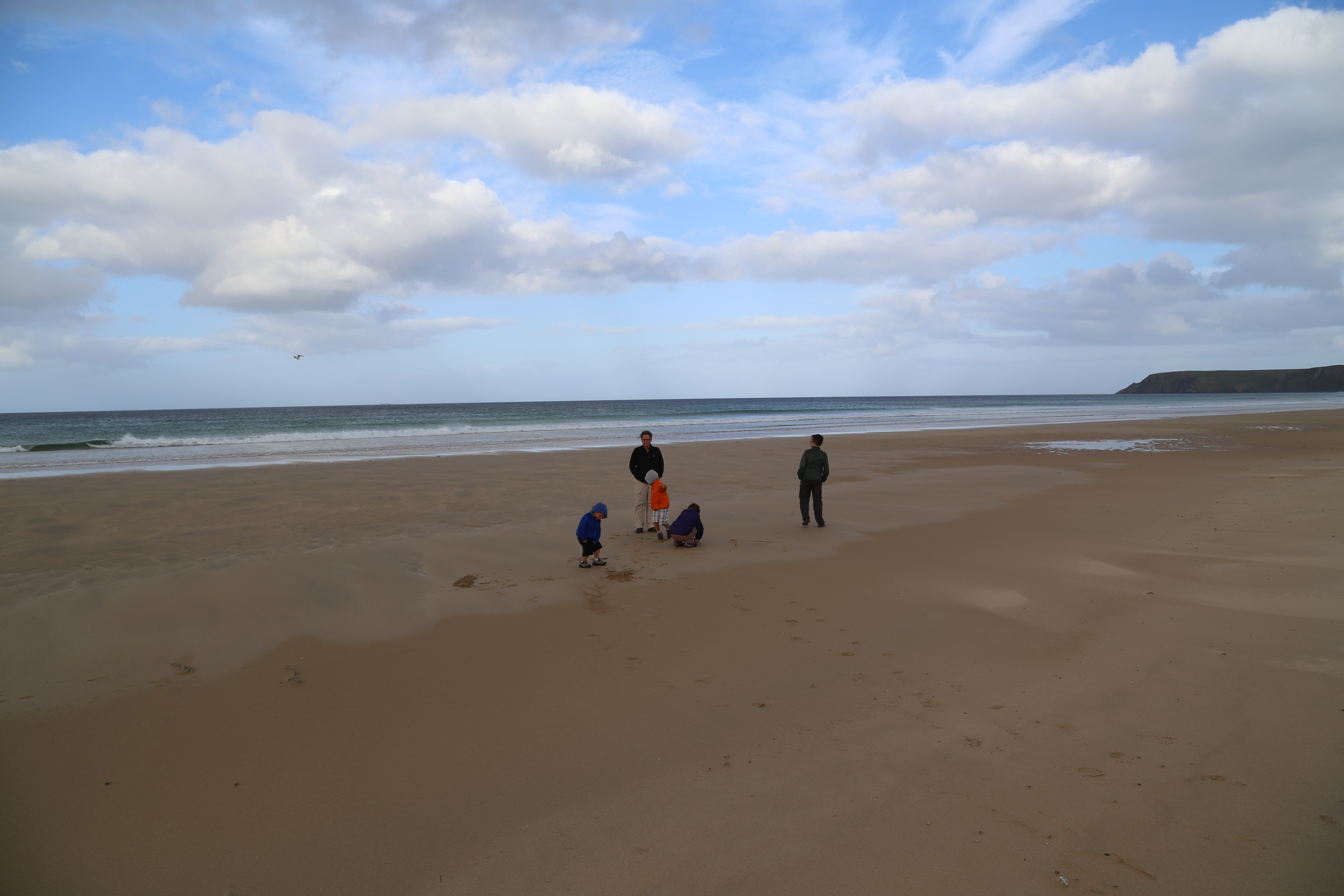 2014 Europe Trip Day 29 - Scotland (Callanish Standing Stones, Dun Carloway Broch, Gearrannan Blackhouse Village, Harris Tweed Weaving Loom, Dailbeag Beach, Arnol Black House, Breanish Tweed, Peat, Steinacleit, Bridge to Nowhere, Traigh Mhor, Rainbow)