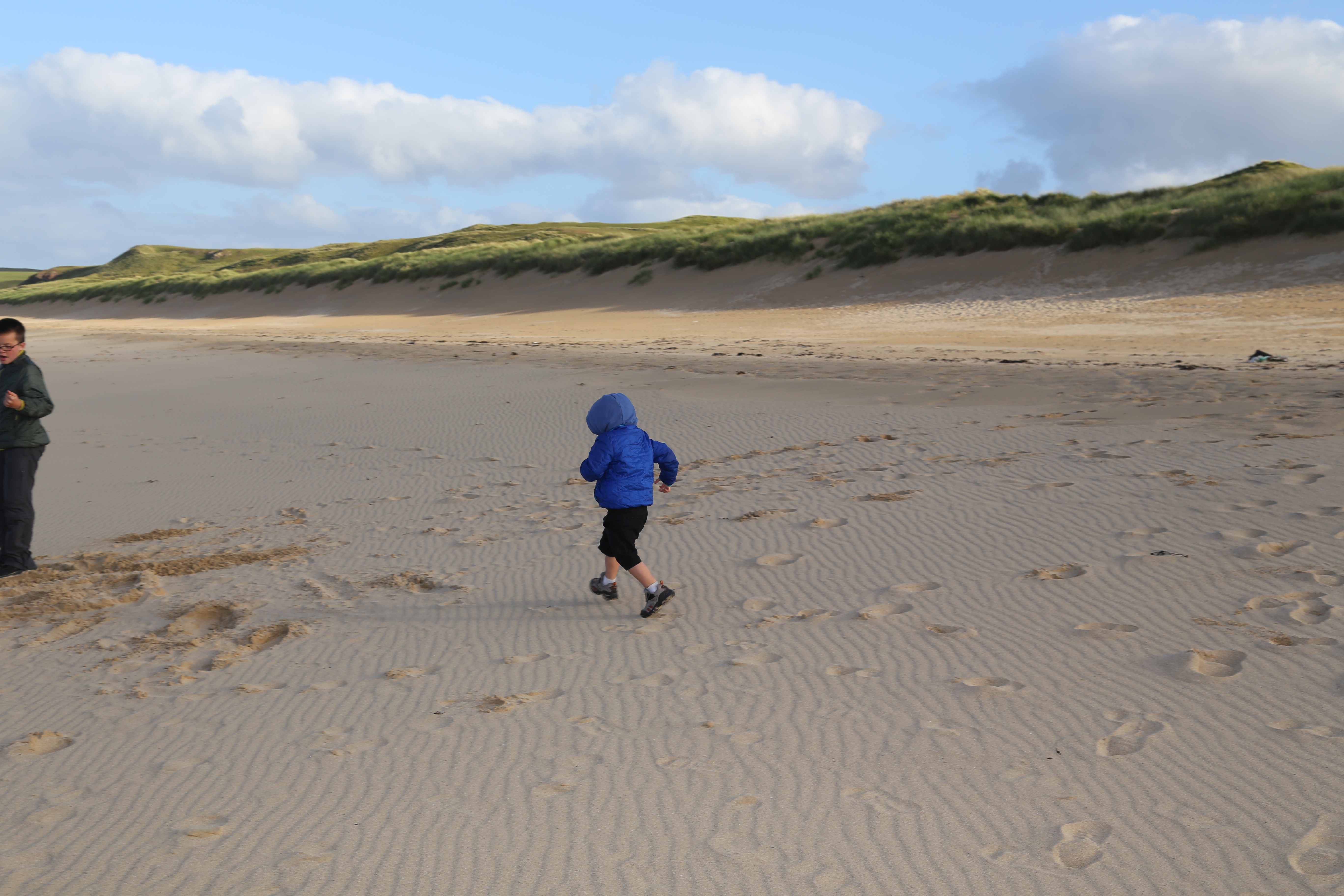 2014 Europe Trip Day 29 - Scotland (Callanish Standing Stones, Dun Carloway Broch, Gearrannan Blackhouse Village, Harris Tweed Weaving Loom, Dailbeag Beach, Arnol Black House, Breanish Tweed, Peat, Steinacleit, Bridge to Nowhere, Traigh Mhor, Rainbow)